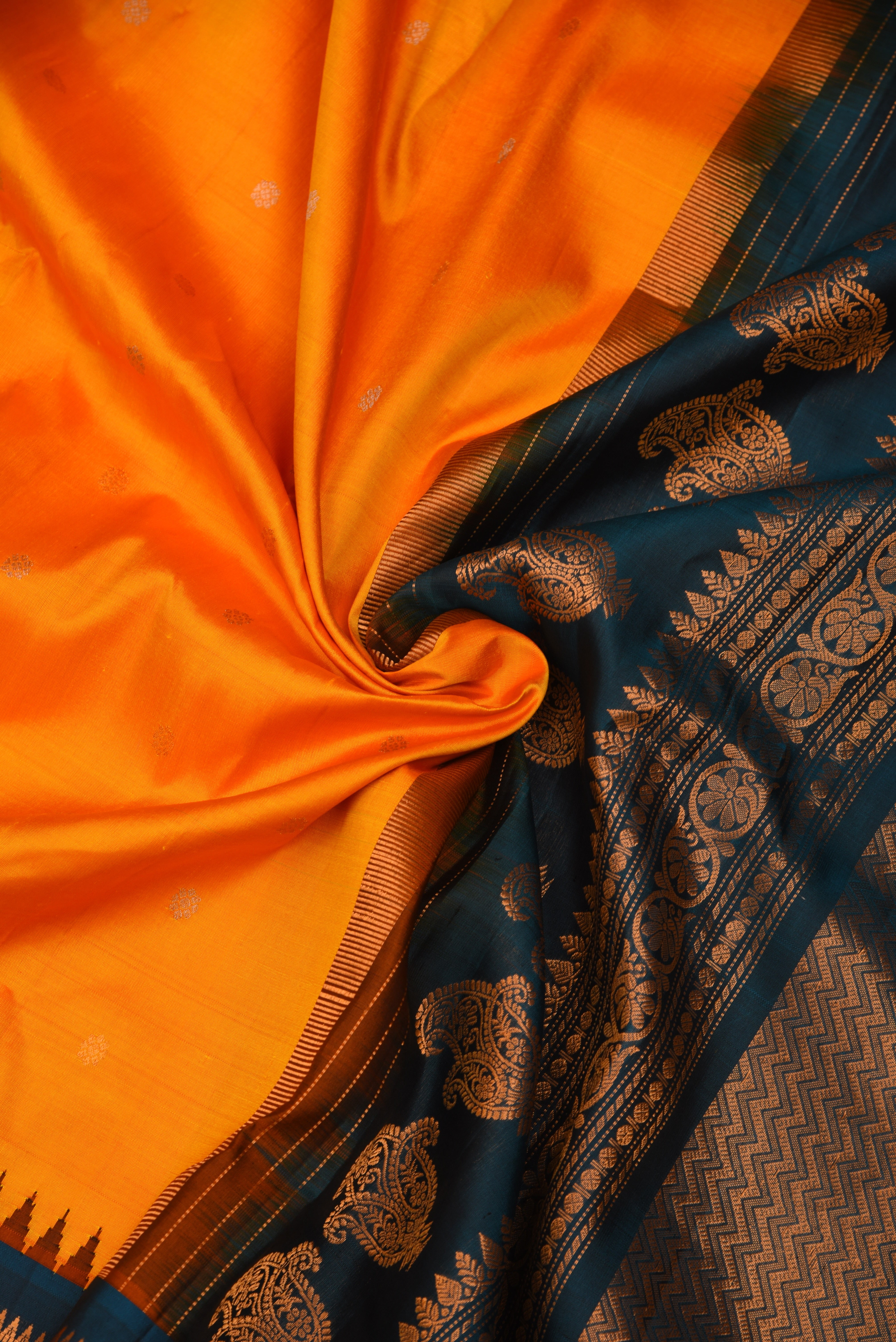 Kuttu Gadwal Pure Silk Handloom Saree