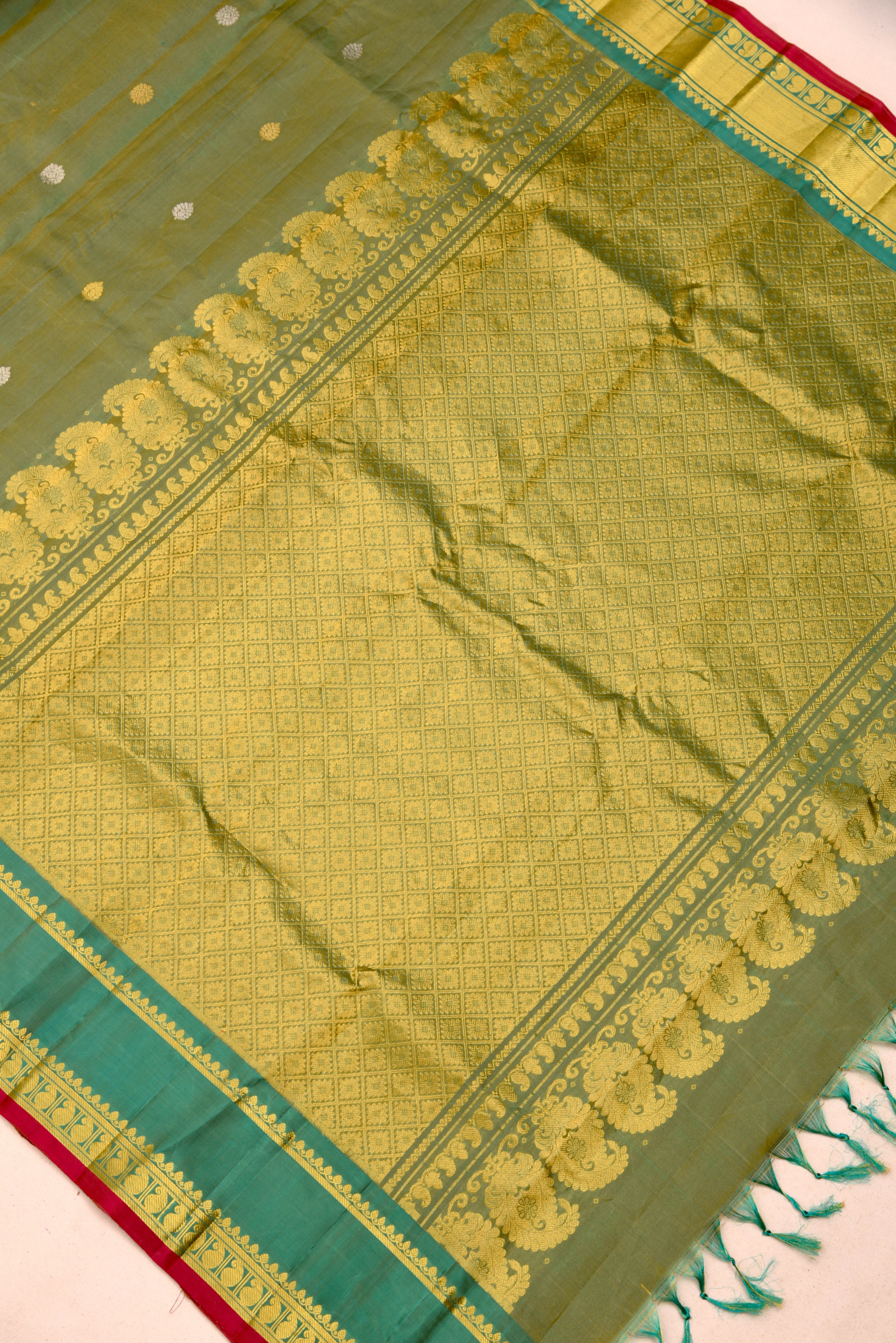 Kuttu Gadwal Pure Silk Handloom Saree