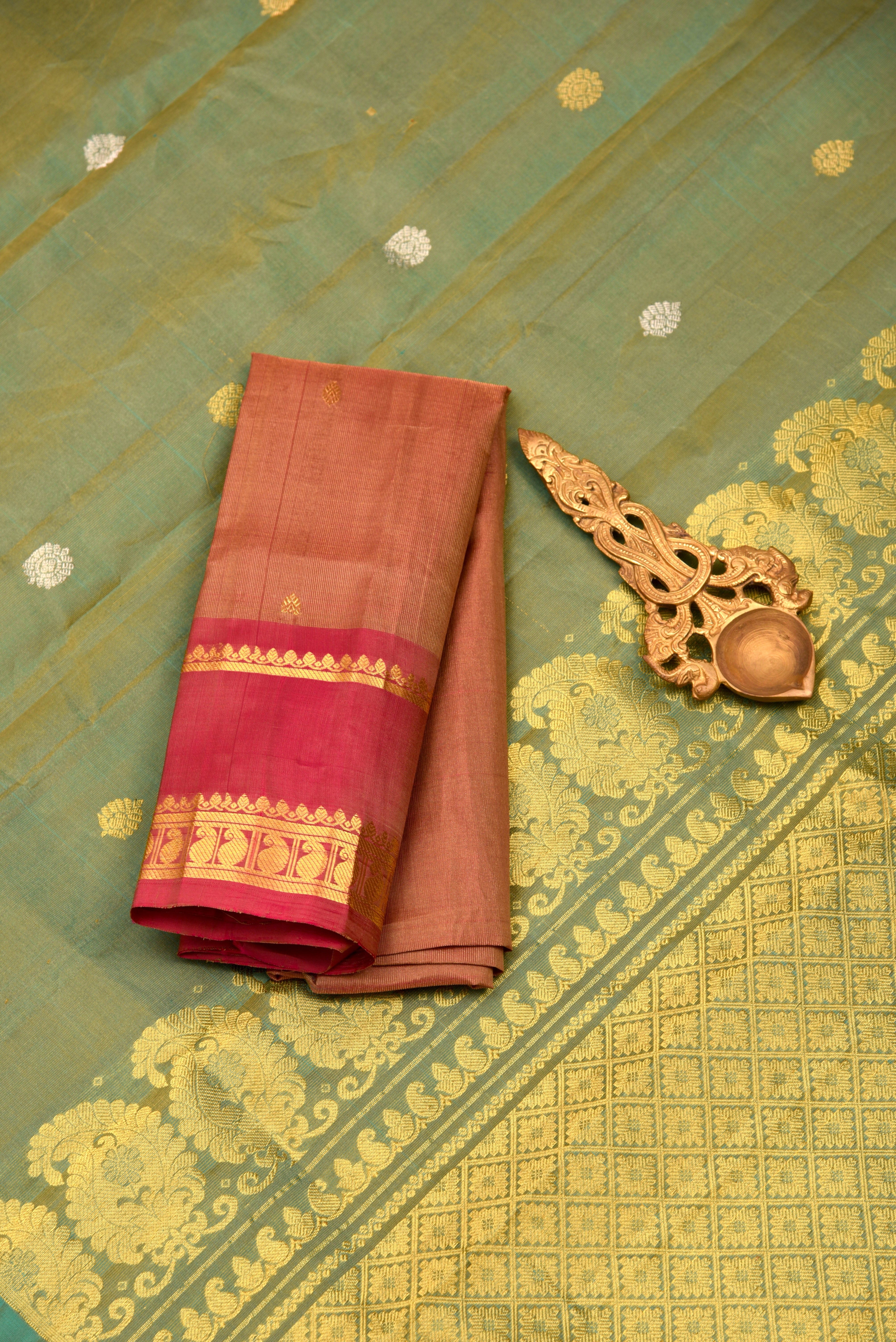 Kuttu Gadwal Pure Silk Handloom Saree