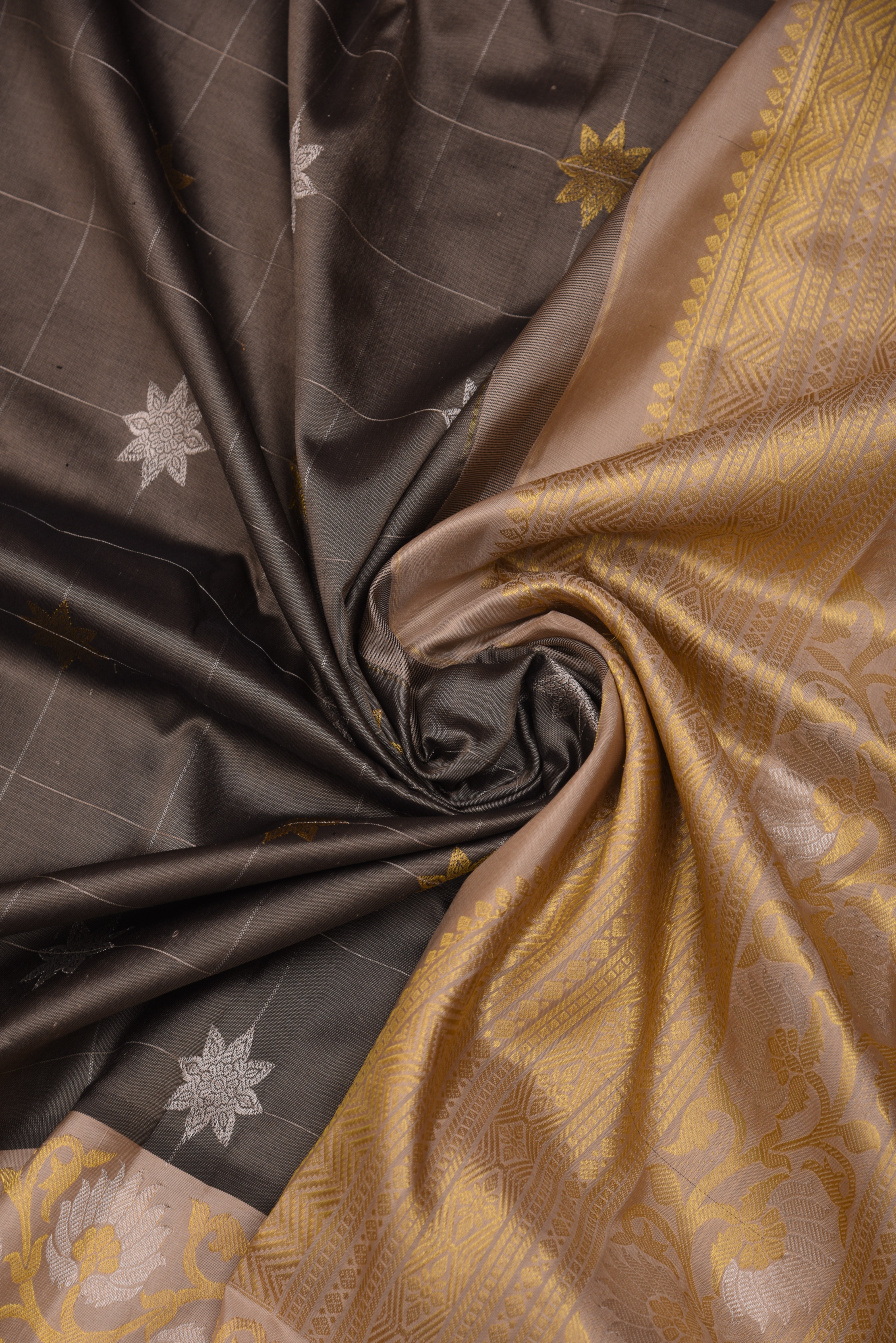 Kuttu Gadwal Pure Silk Handloom Saree