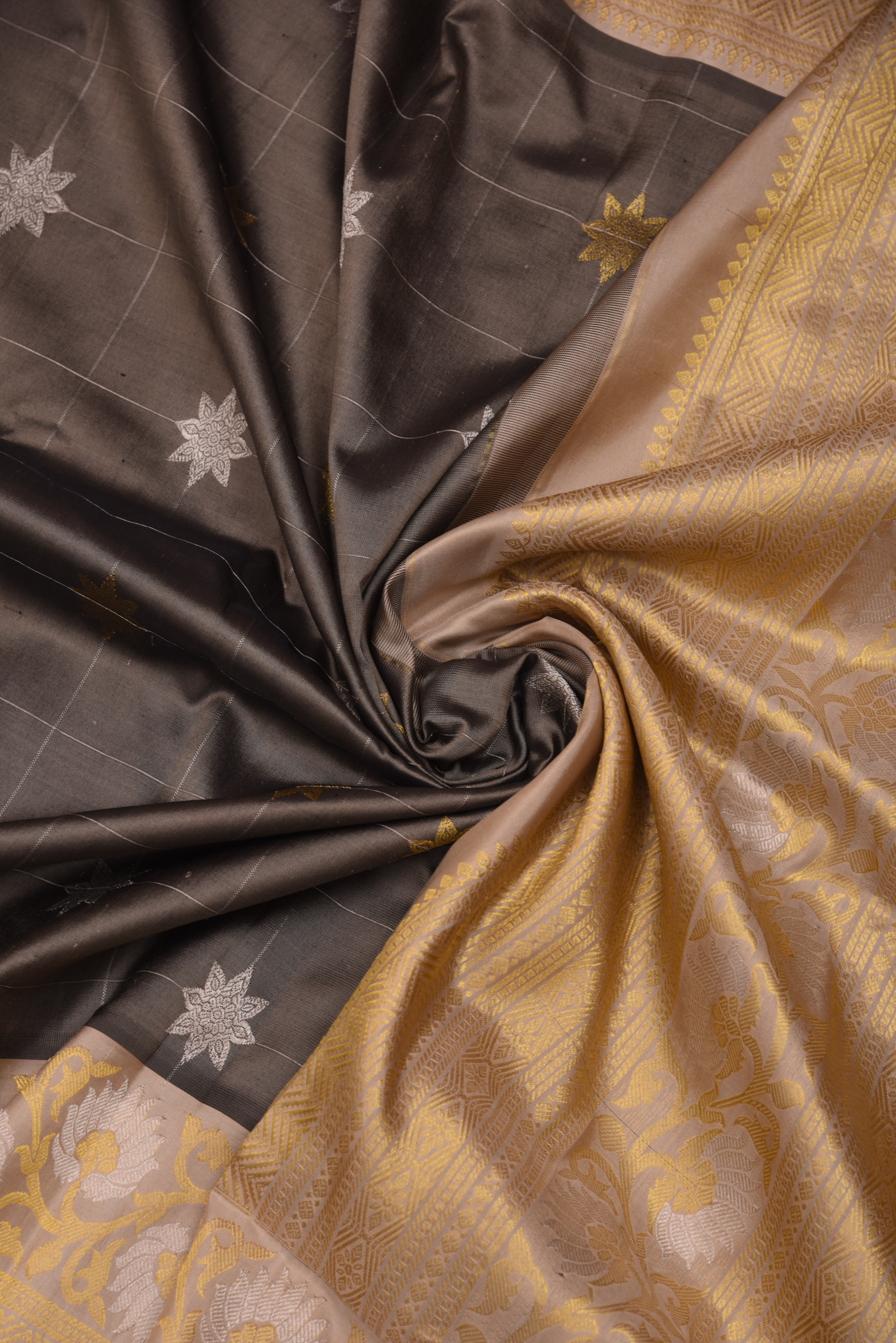 Kuttu Gadwal Pure Silk Handloom Saree