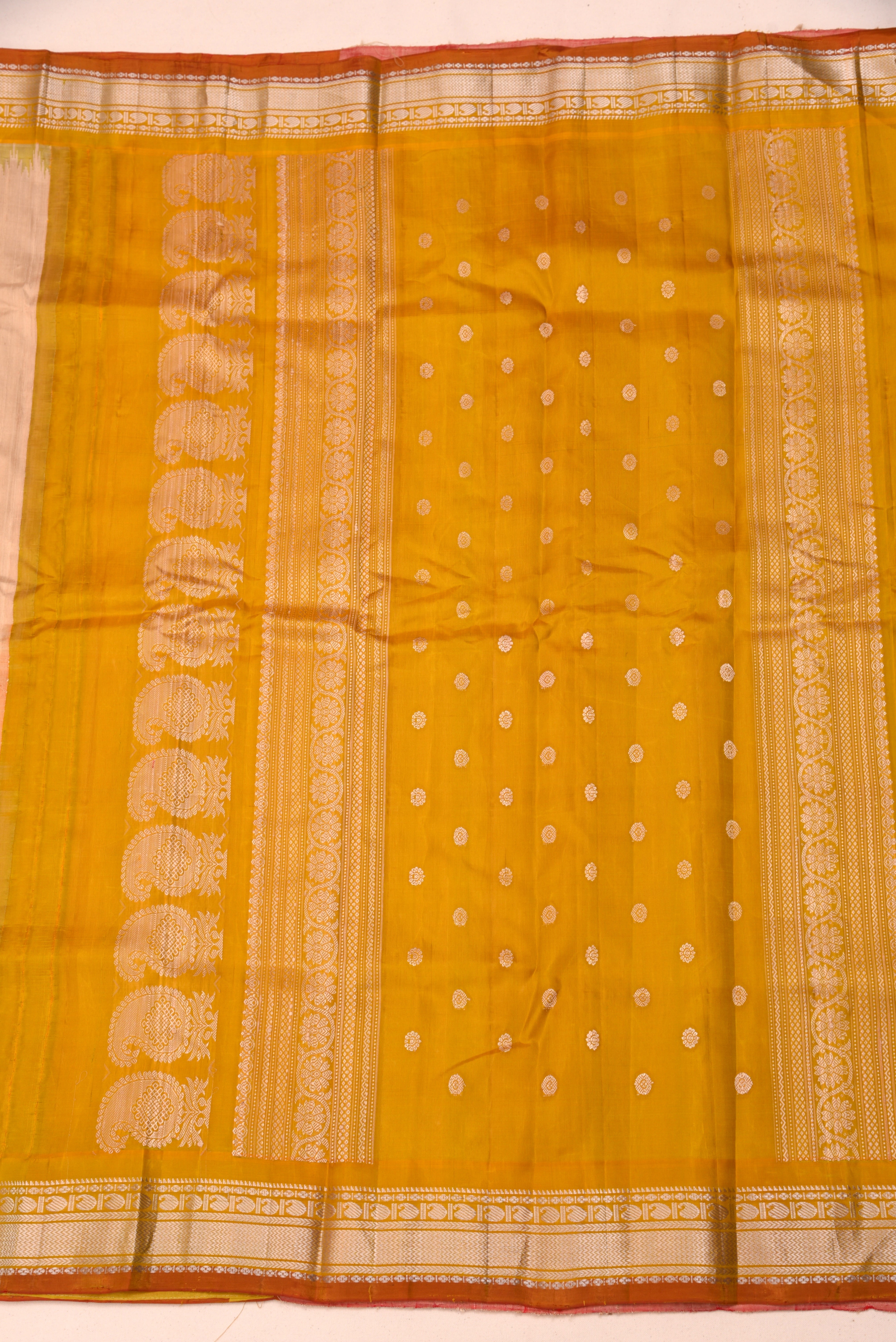 Kuttu Gadwal Pure Silk Handloom Saree