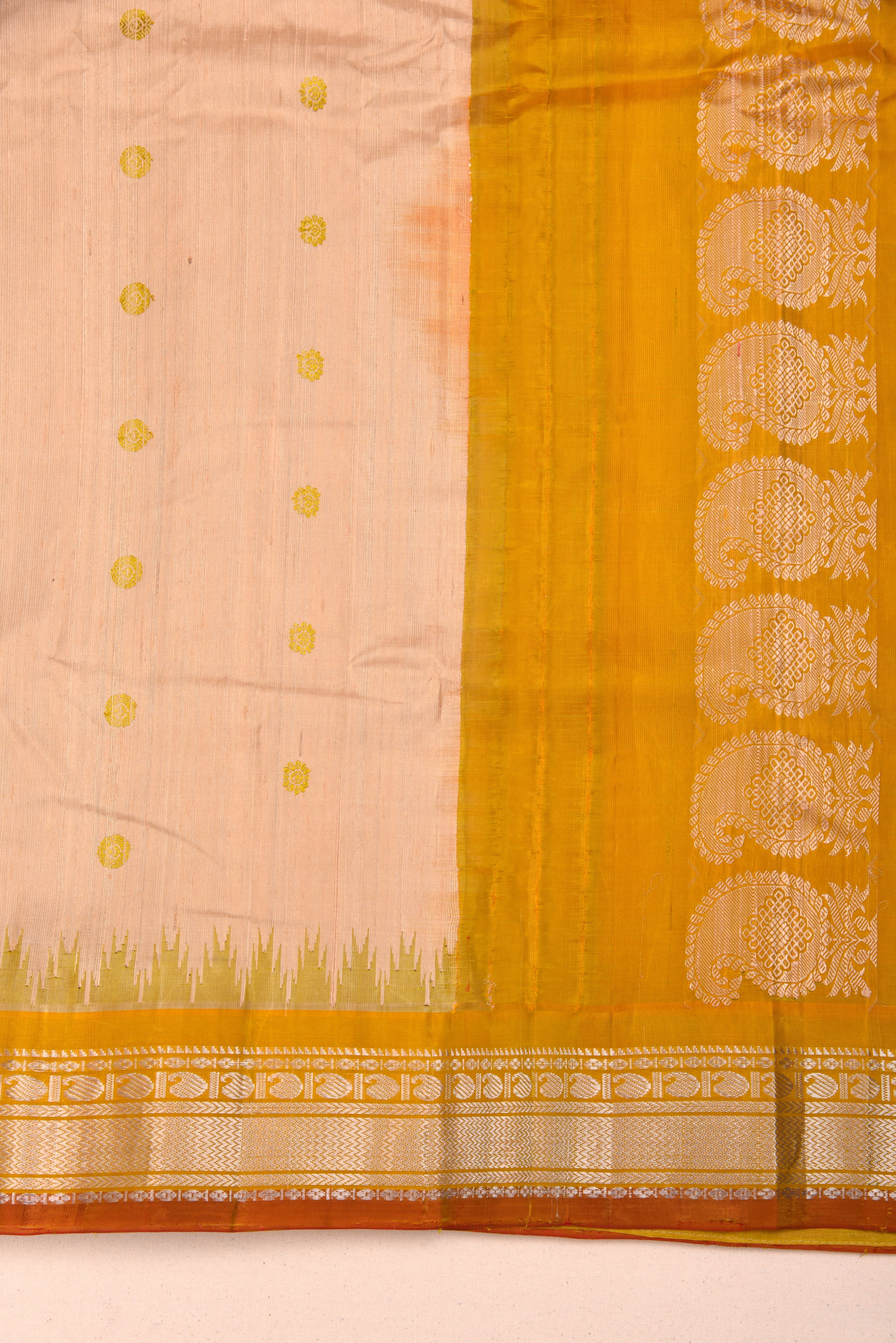 Kuttu Gadwal Pure Silk Handloom Saree