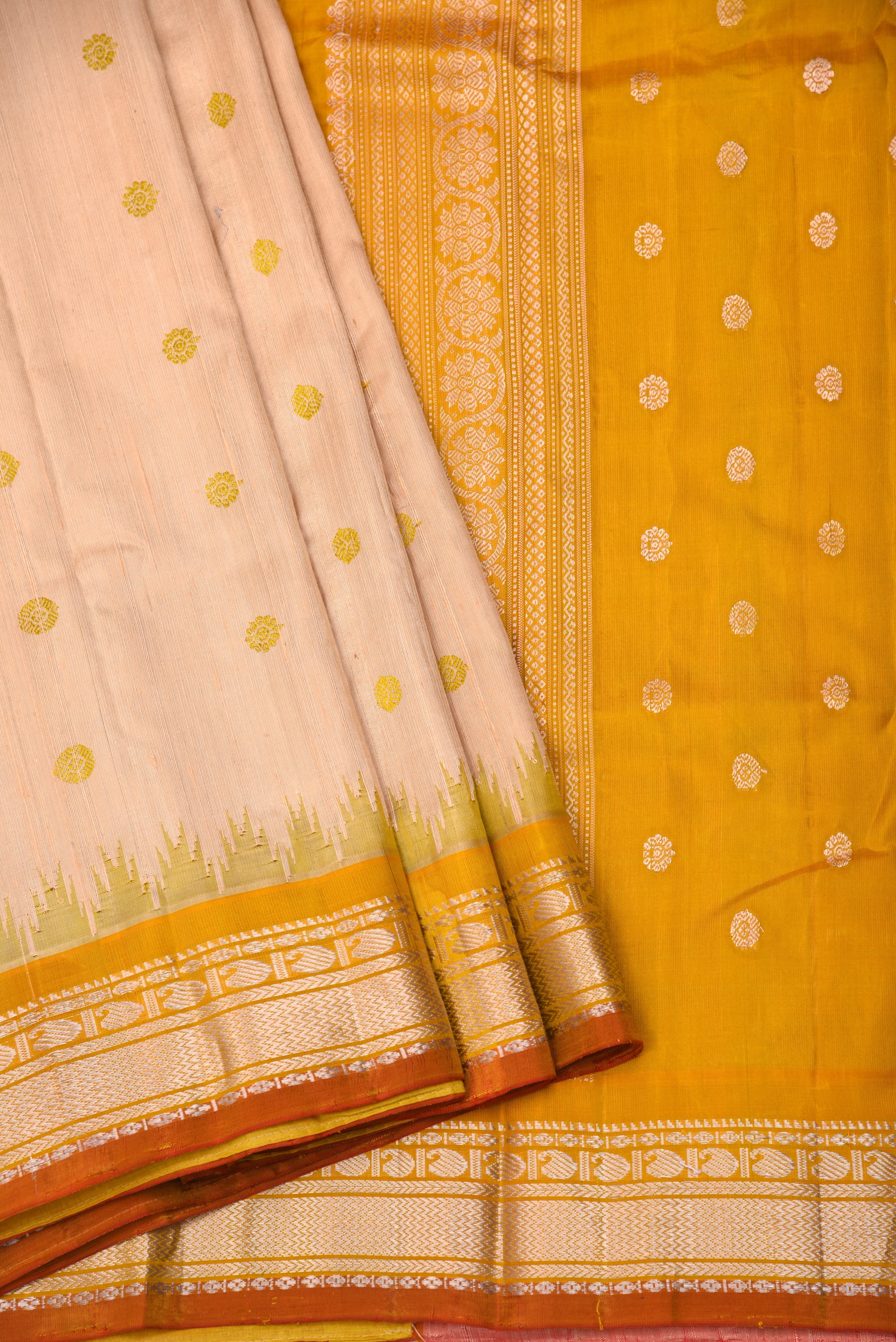 Kuttu Gadwal Pure Silk Handloom Saree