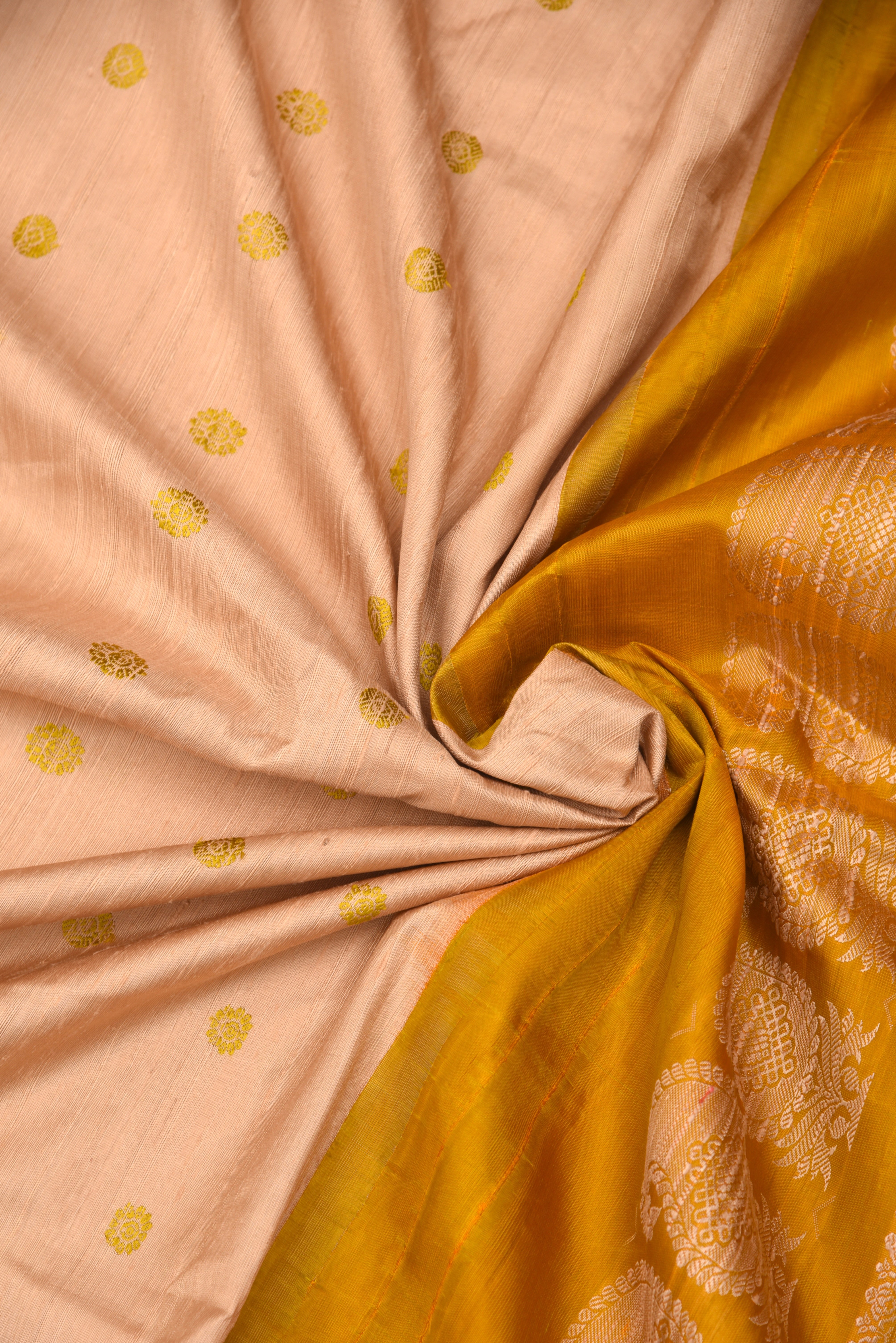 Kuttu Gadwal Pure Silk Handloom Saree