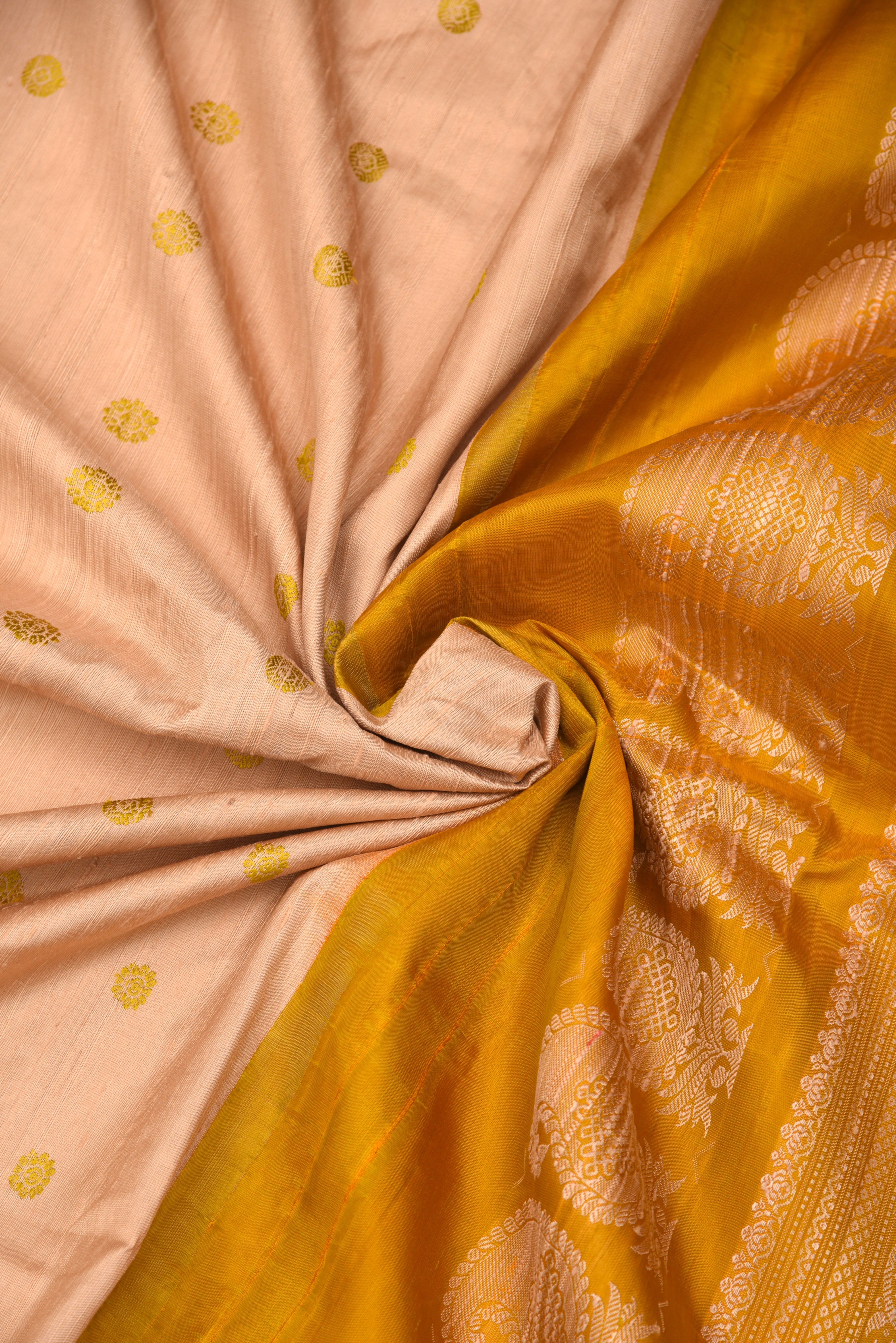 Kuttu Gadwal Pure Silk Handloom Saree