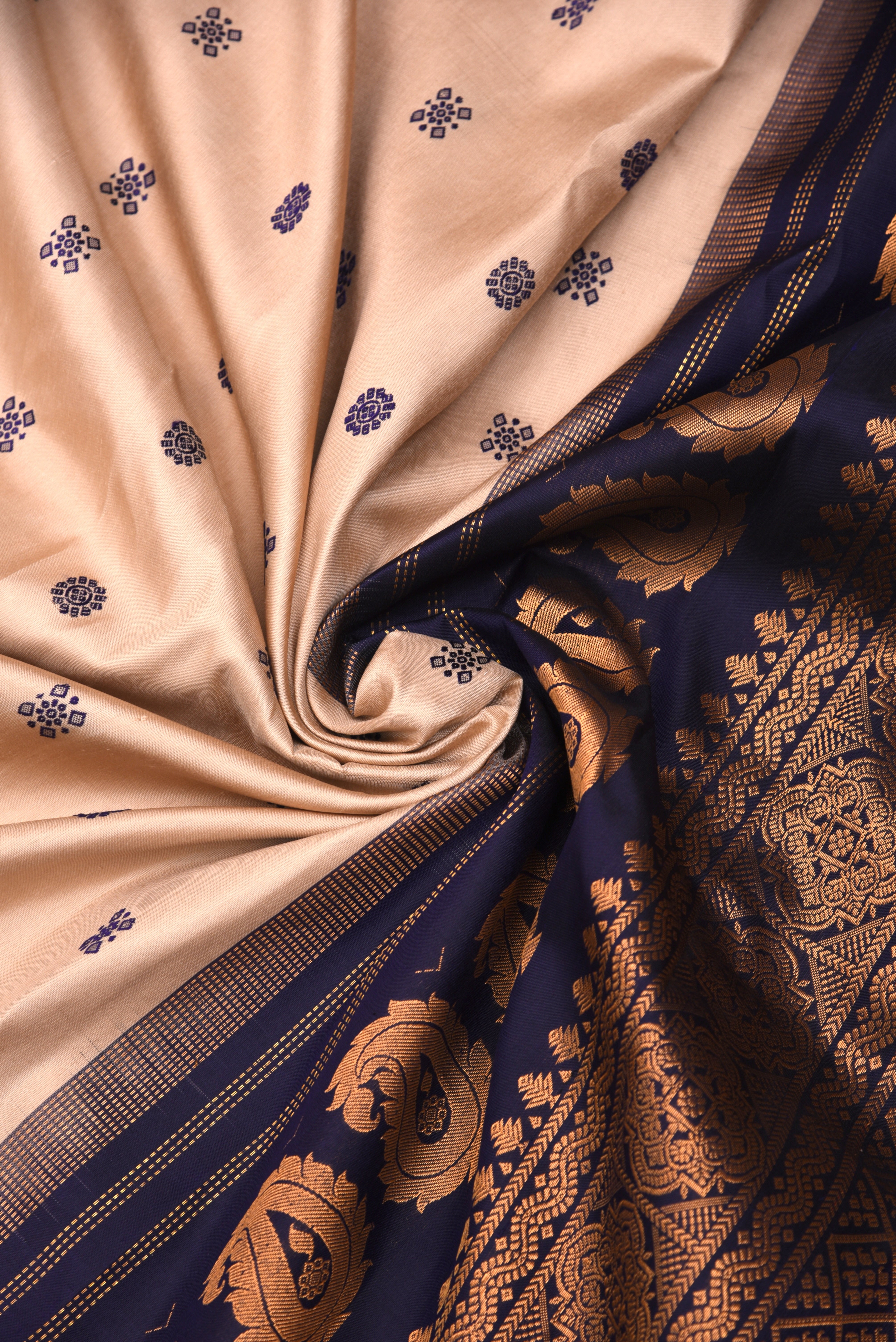 Kuttu Gadwal Pure Silk Handloom Saree