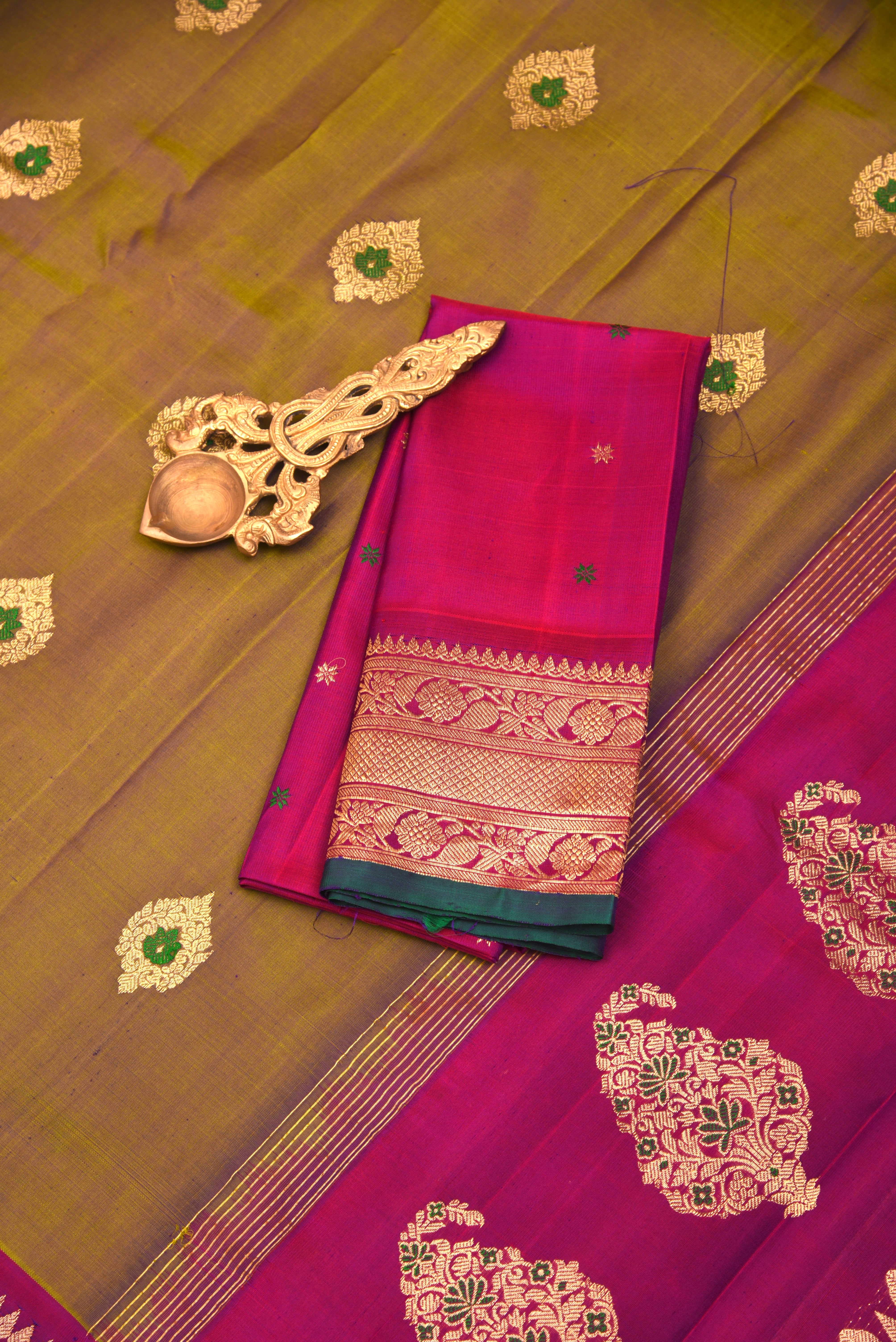 Kuttu Gadwal Pure Silk Handloom Saree