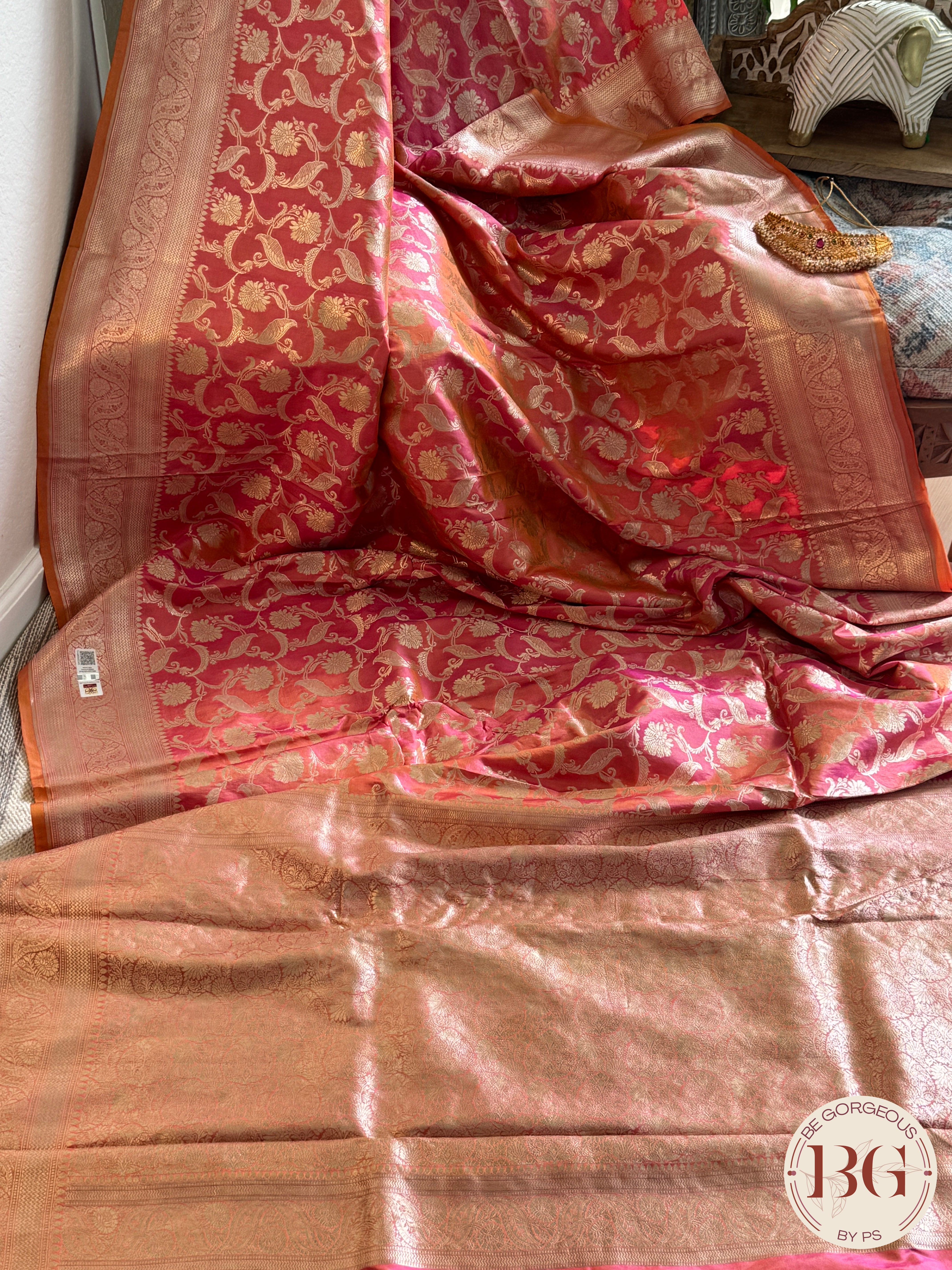 Pure Banarasi Handloom Katan Silk Contrast Border Pallu Golden Zari Cutwork Weaving Saree - Pink Orange
Silkmark certfiied