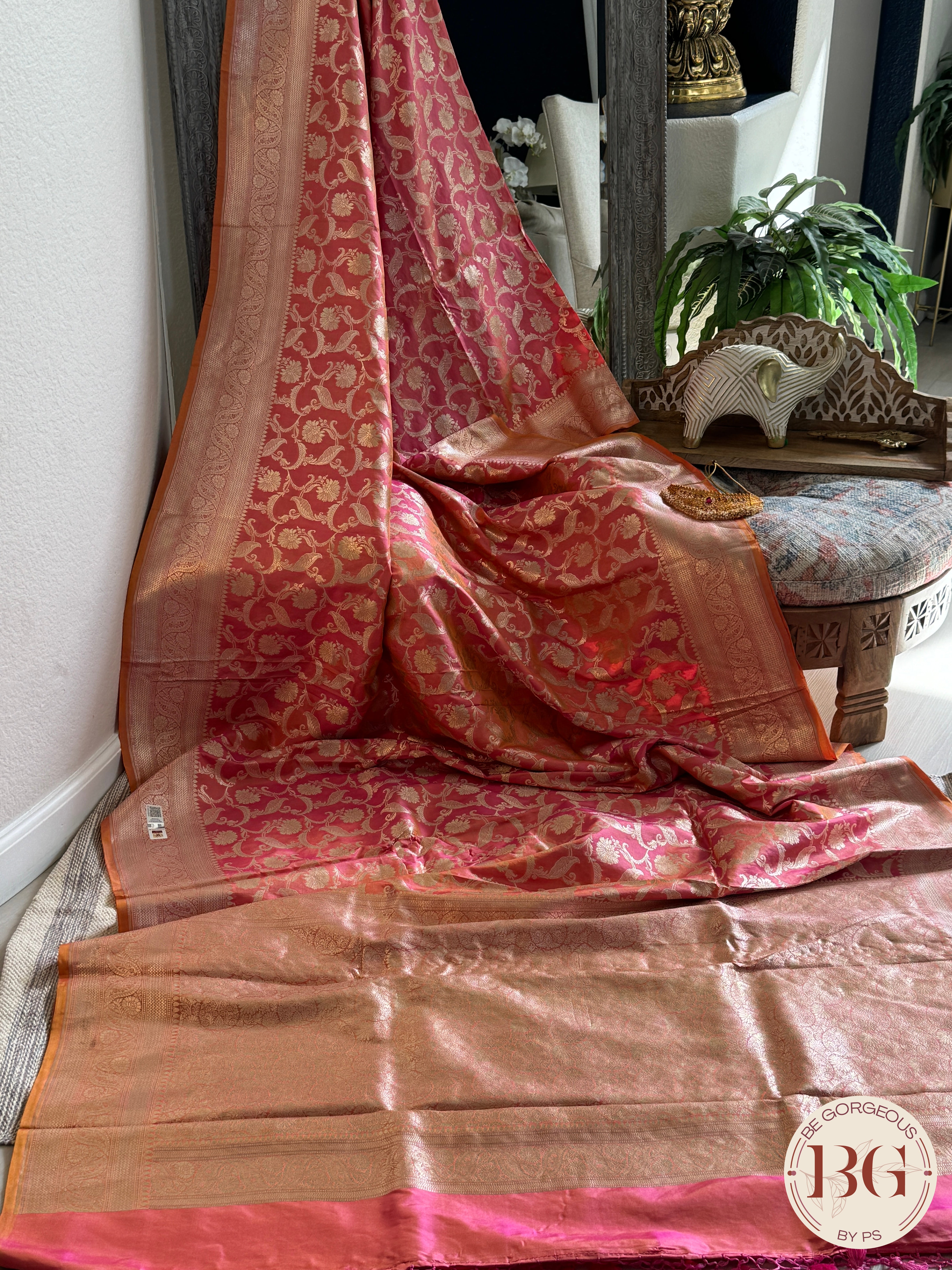 Pure Banarasi Handloom Katan Silk Contrast Border Pallu Golden Zari Cutwork Weaving Saree - Pink Orange
Silkmark certfiied