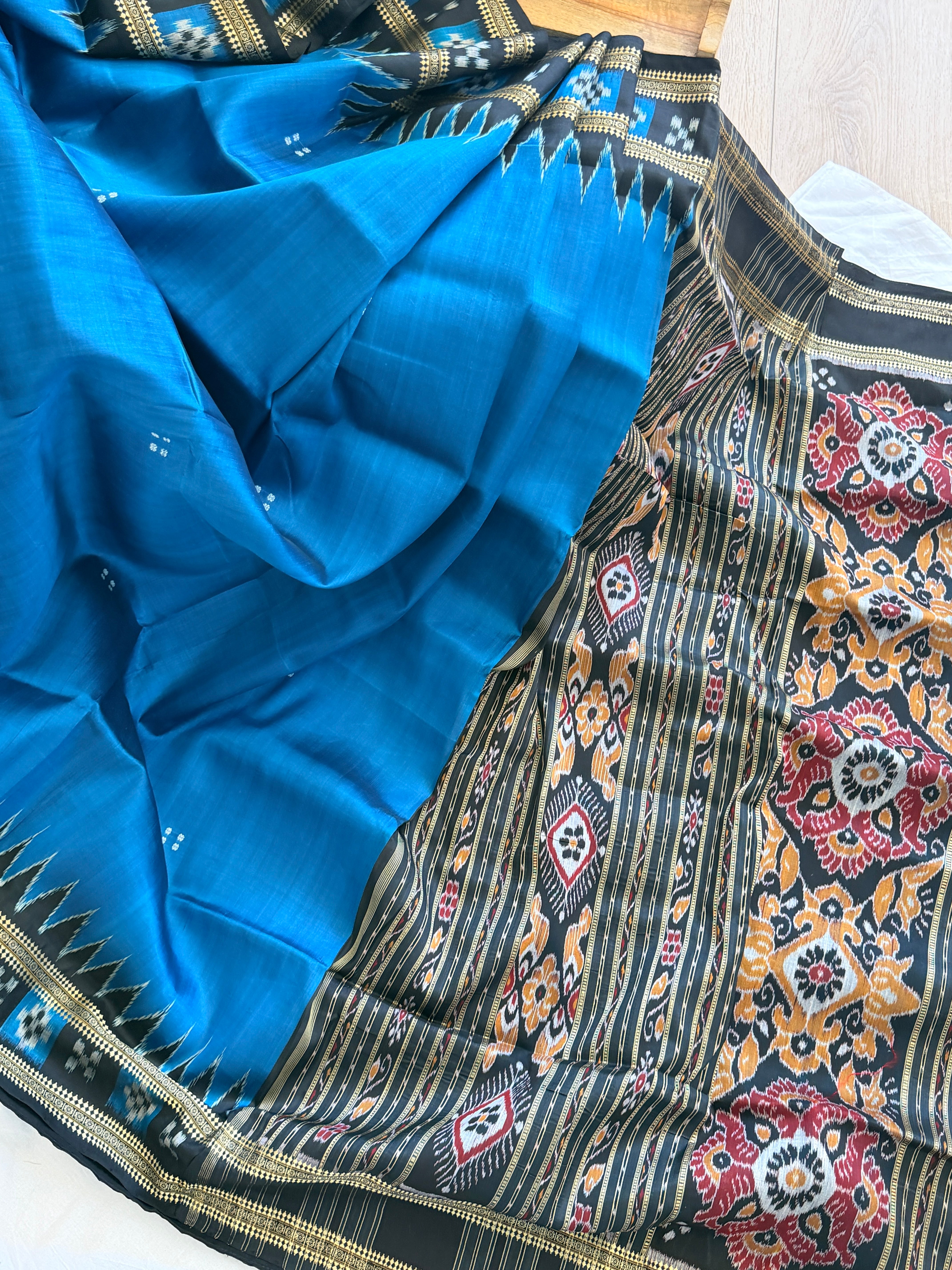 Khandua single border box pasapali odisha handloom saree