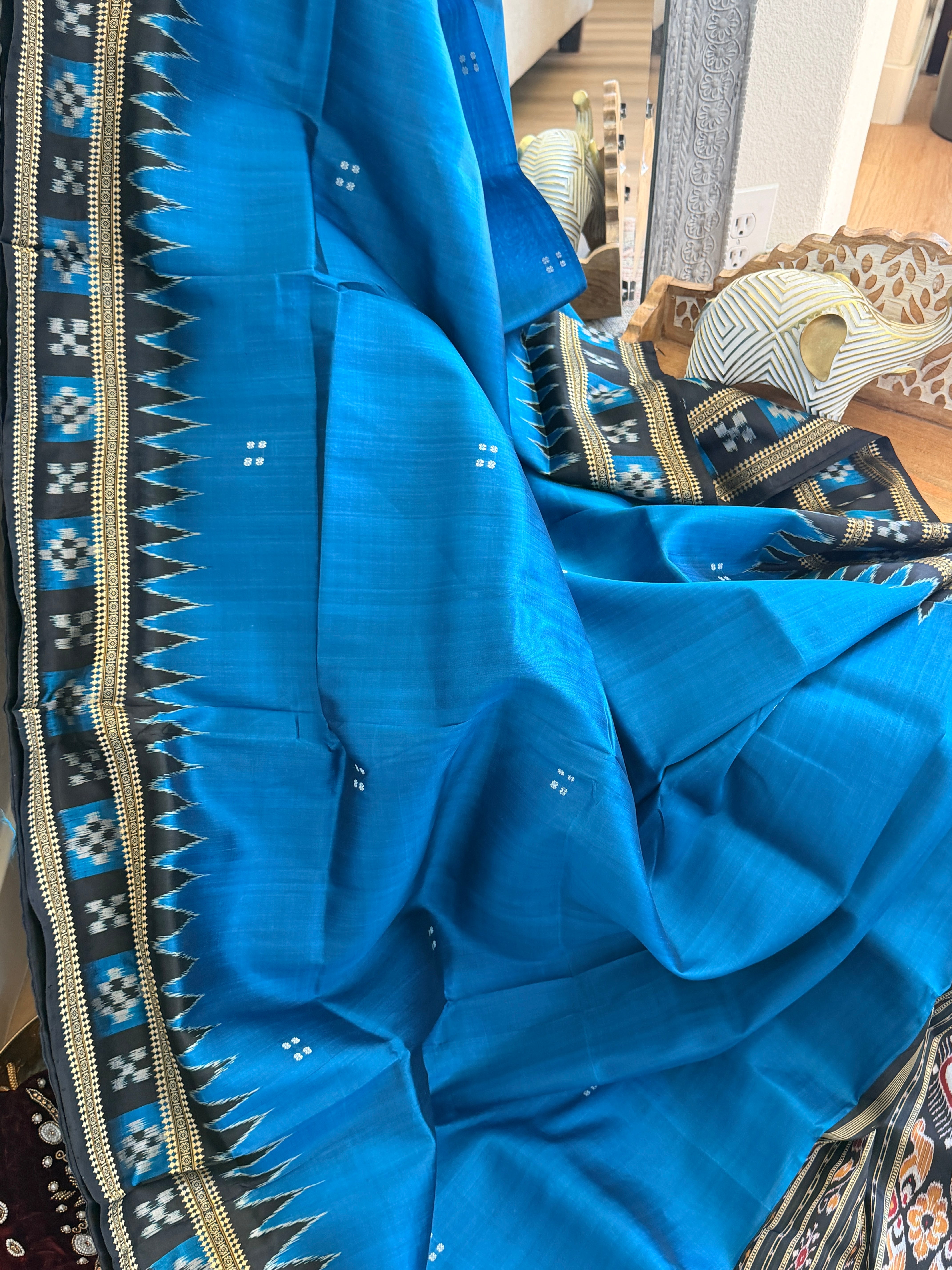Khandua single border box pasapali odisha handloom saree