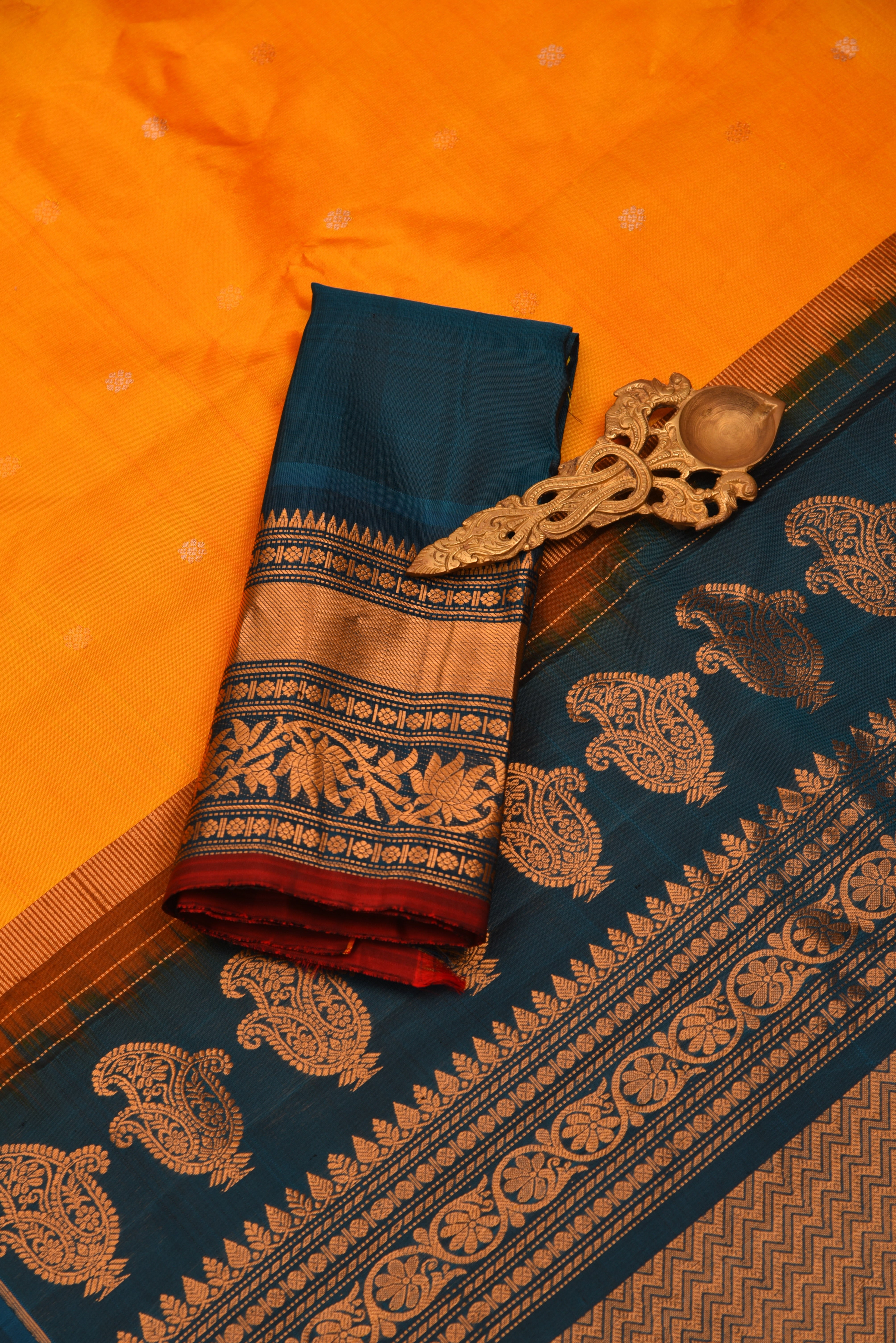 Kuttu Gadwal Pure Silk Handloom Saree