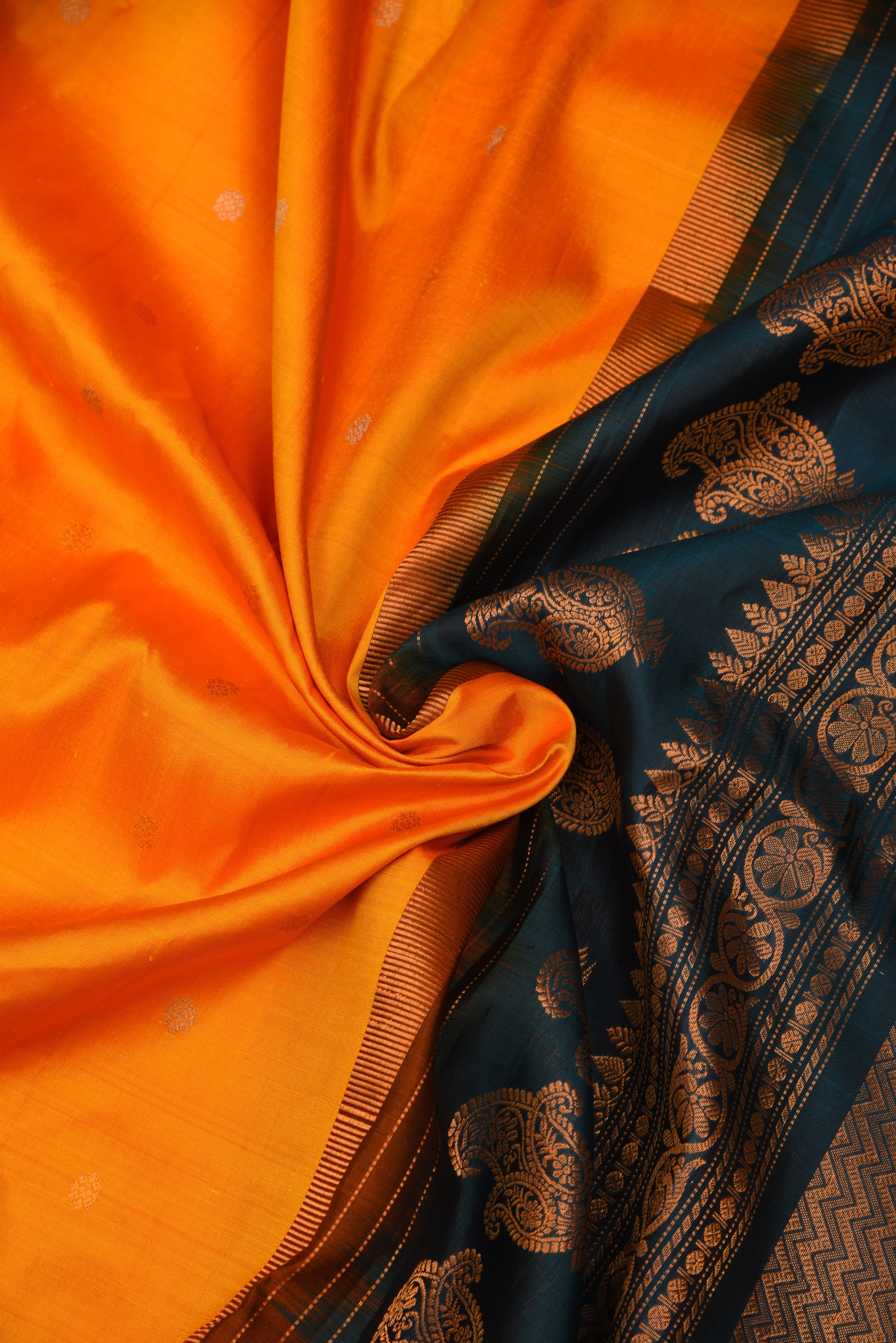 Kuttu Gadwal Pure Silk Handloom Saree