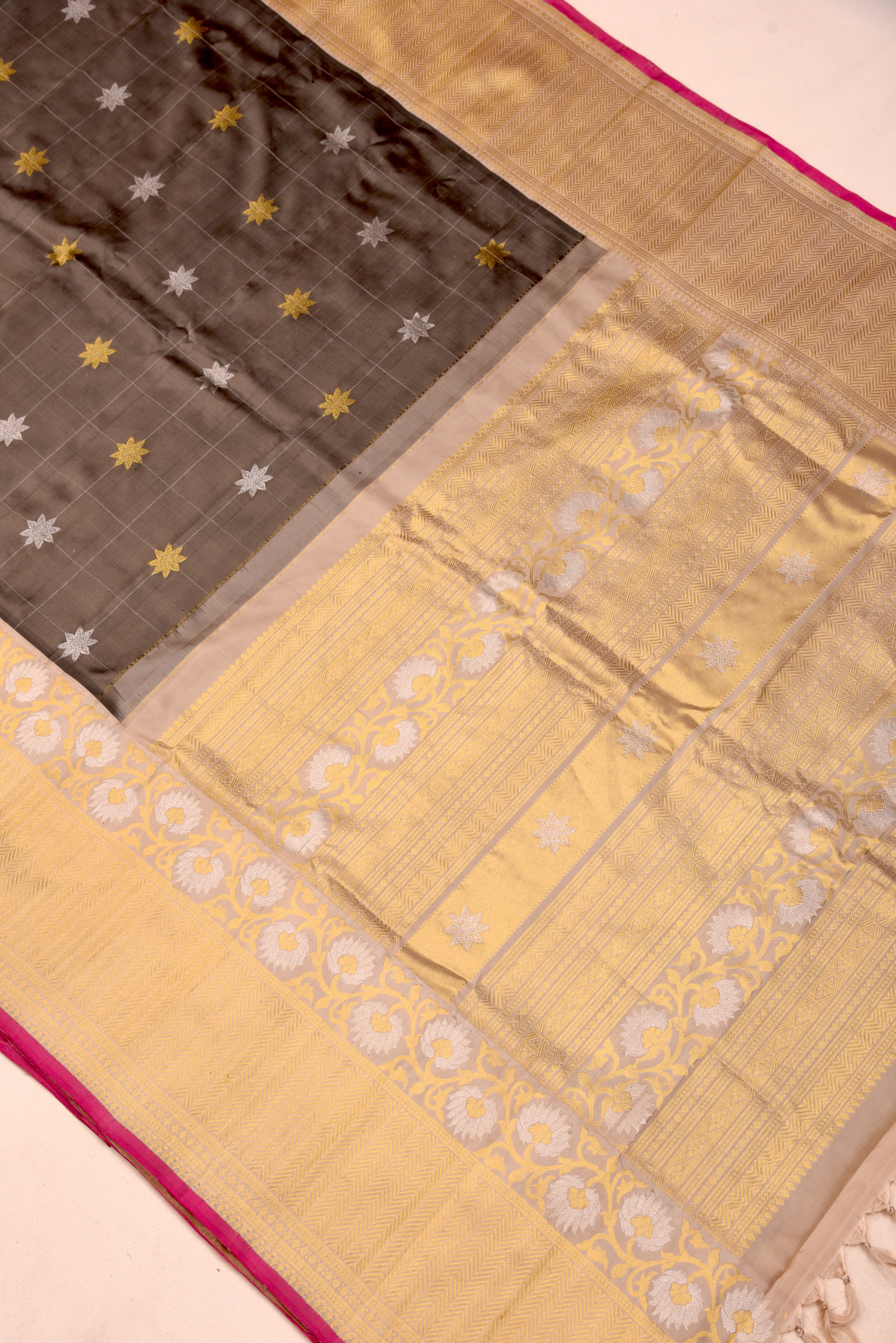 Kuttu Gadwal Pure Silk Handloom Saree