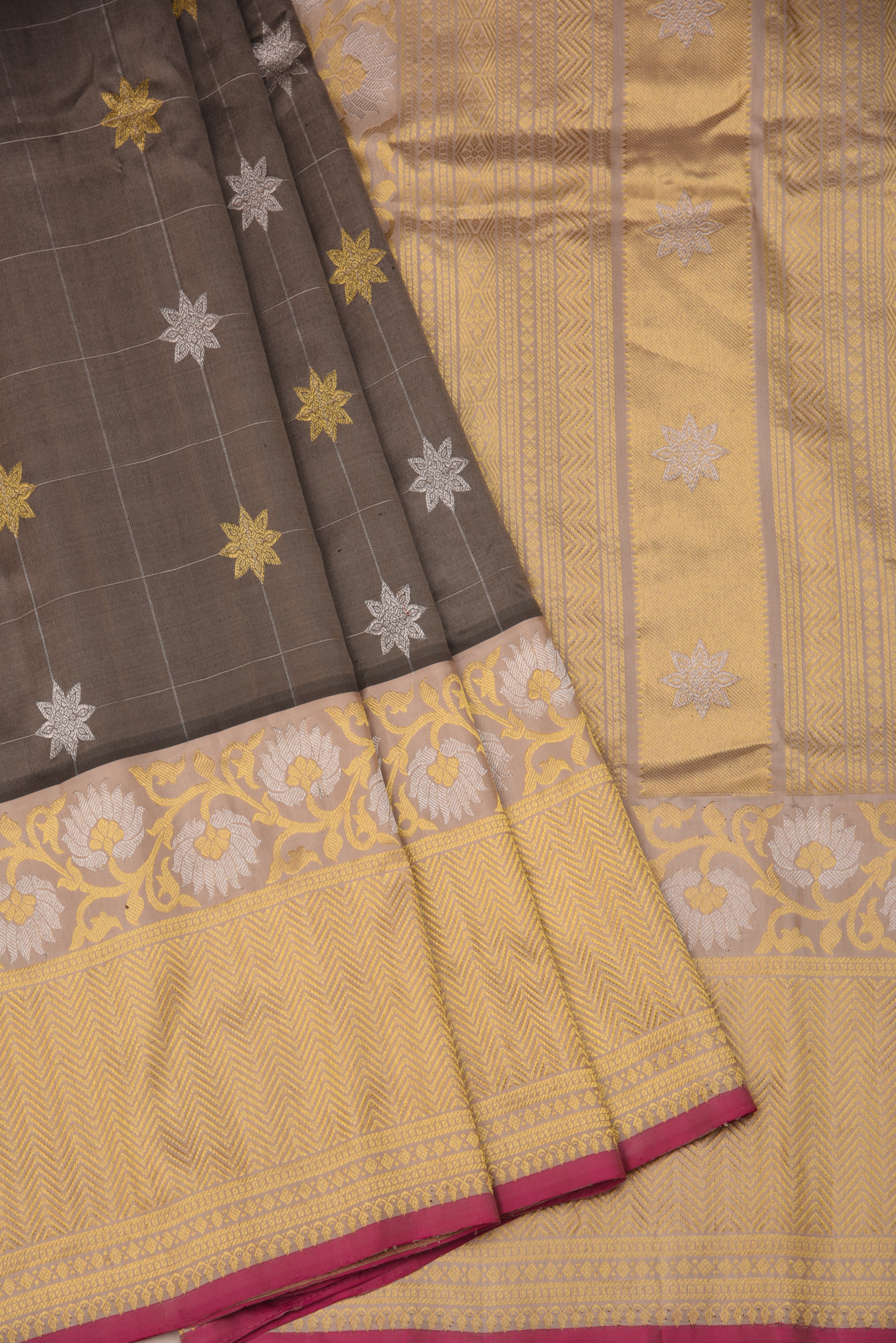 Kuttu Gadwal Pure Silk Handloom Saree