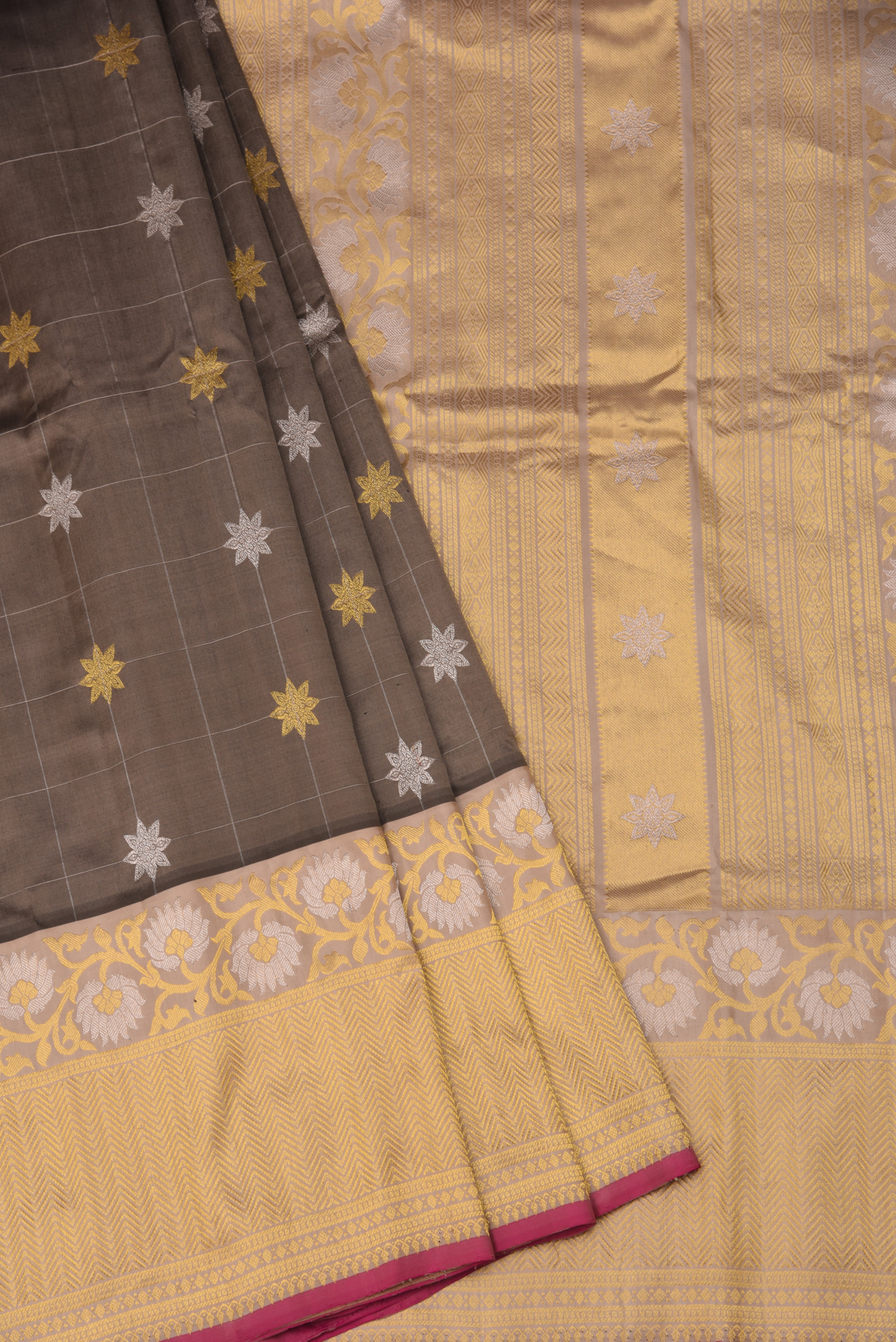 Kuttu Gadwal Pure Silk Handloom Saree