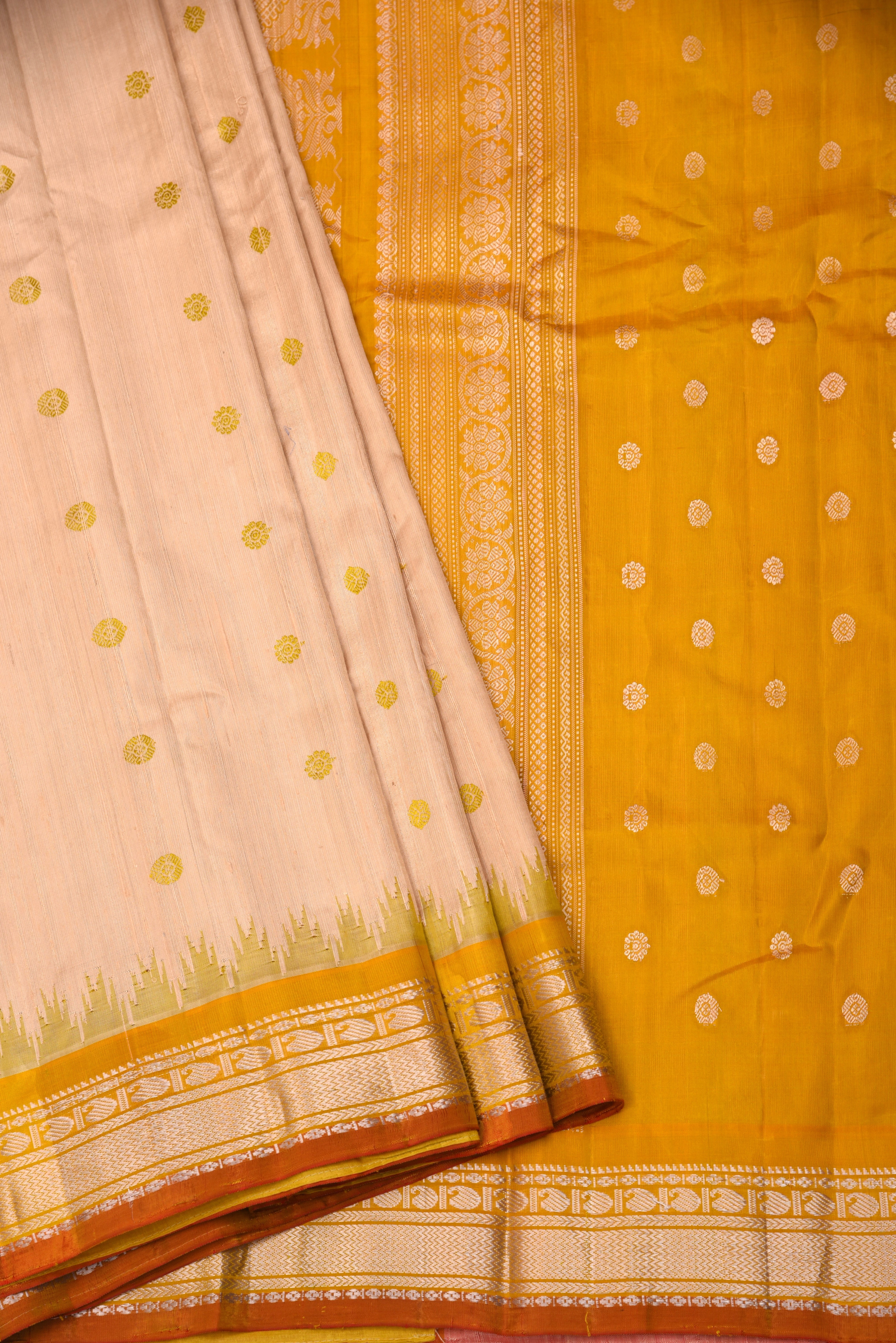 Kuttu Gadwal Pure Silk Handloom Saree