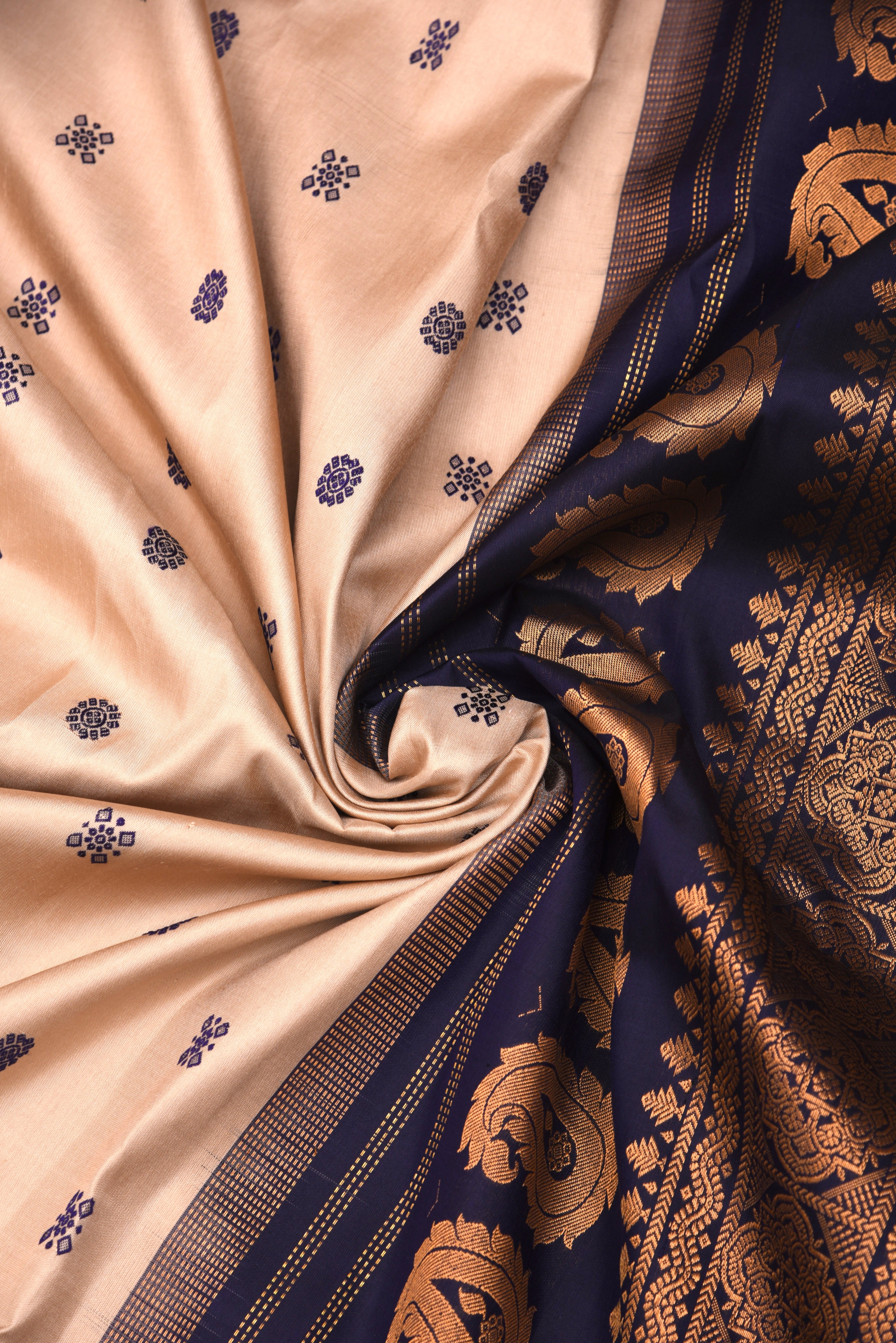 Kuttu Gadwal Pure Silk Handloom Saree