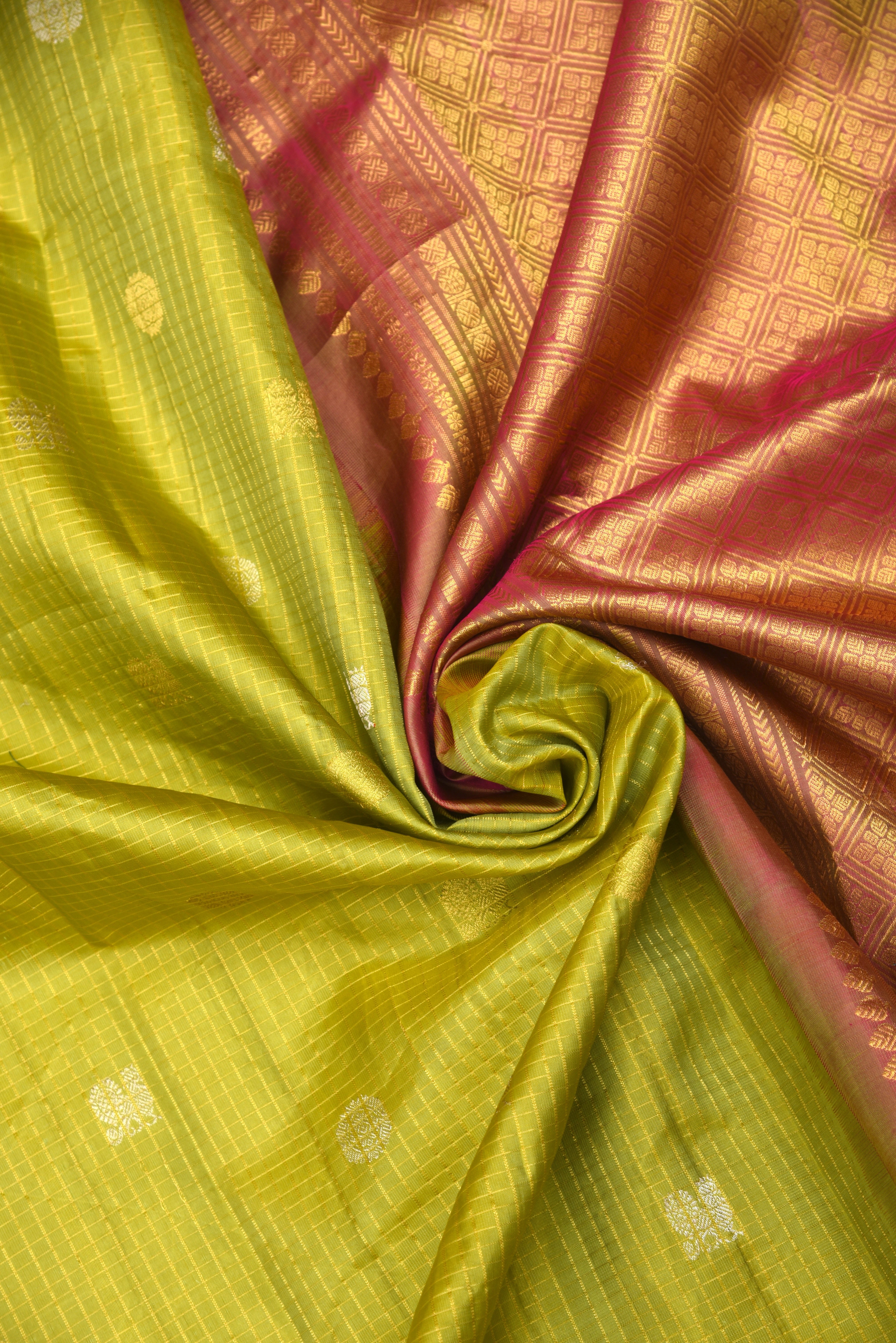Kuttu Gadwal Pure Silk Handloom Saree