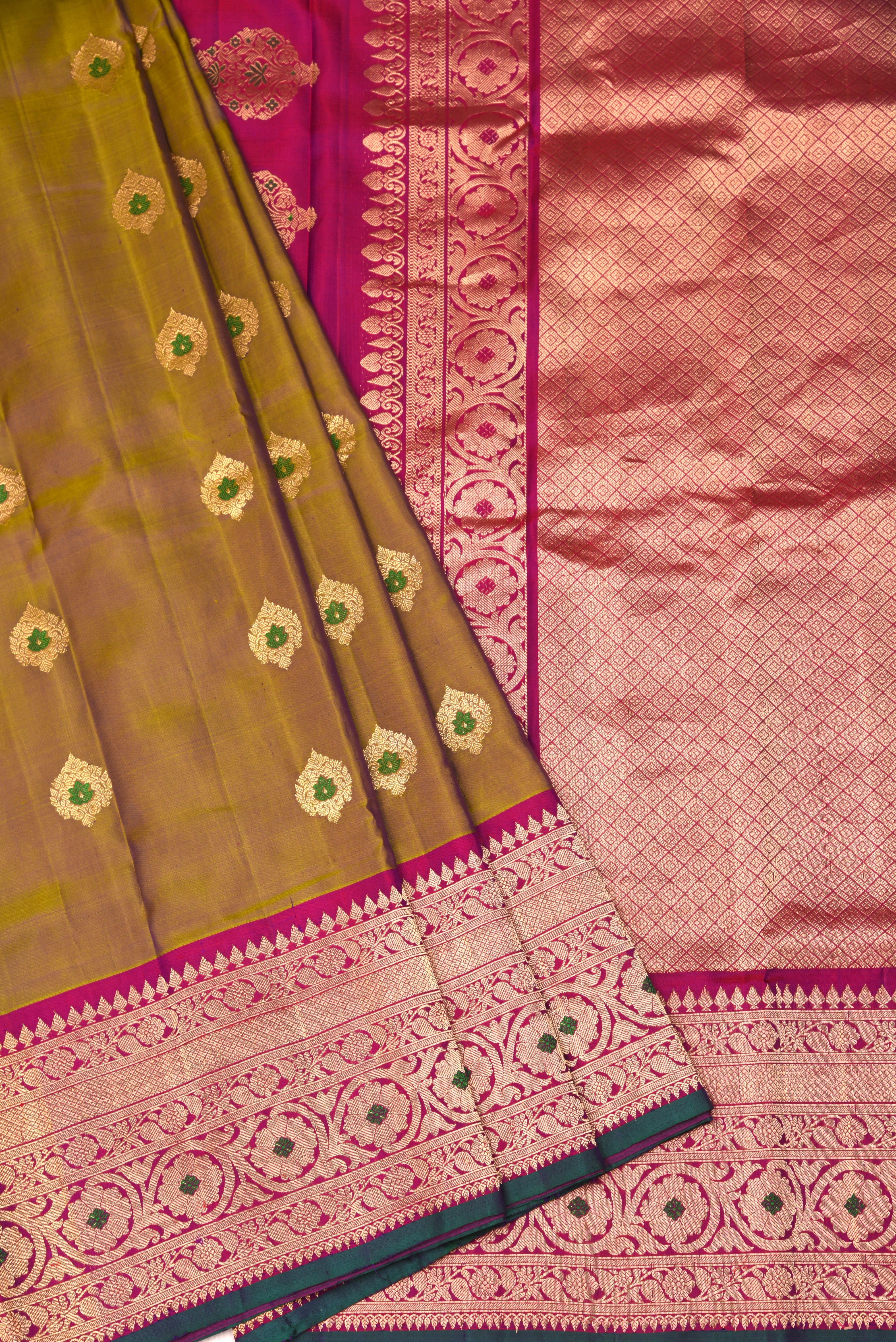 Kuttu Gadwal Pure Silk Handloom Saree