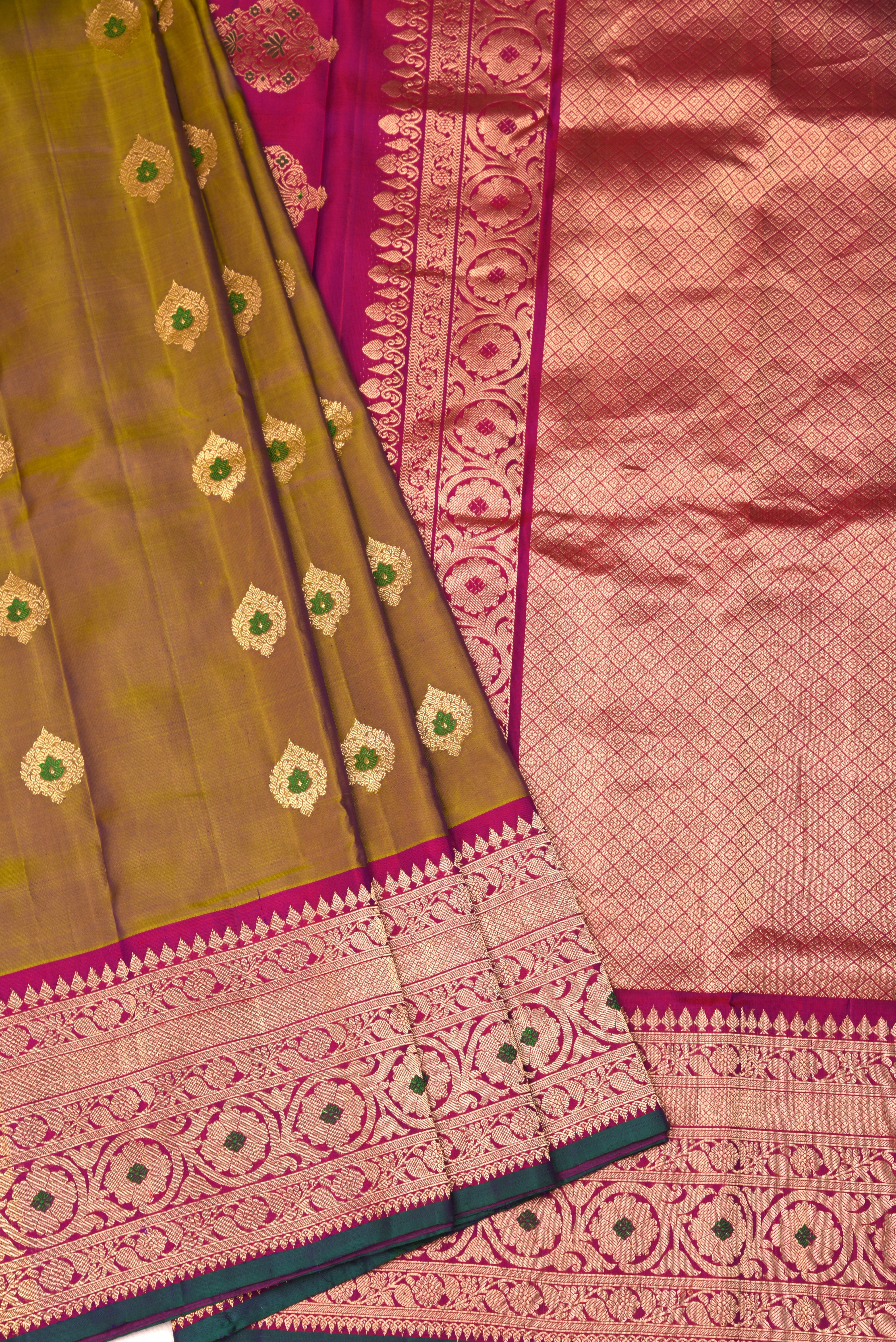 Kuttu Gadwal Pure Silk Handloom Saree