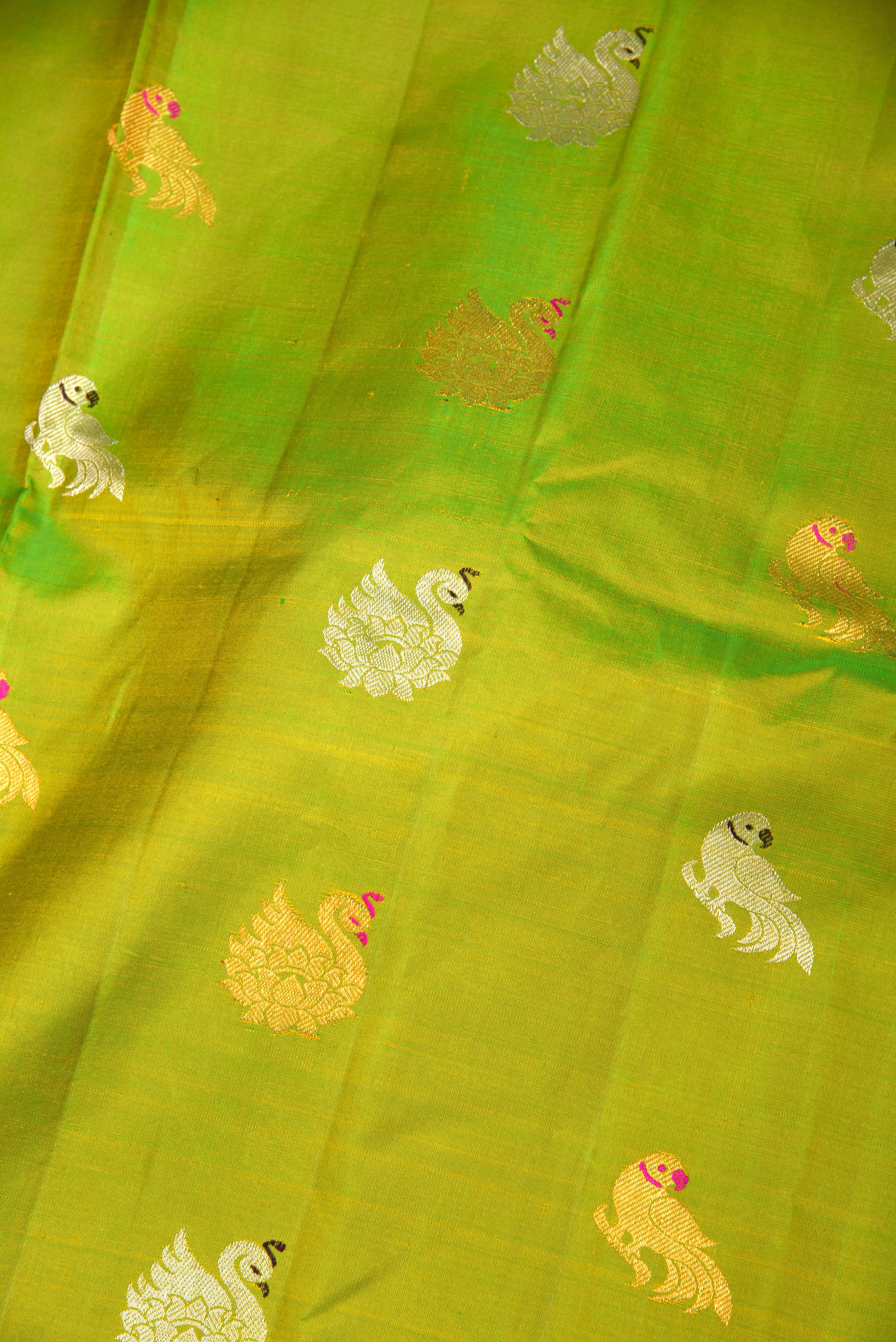 Kuttu Gadwal Pure Silk Handloom Saree