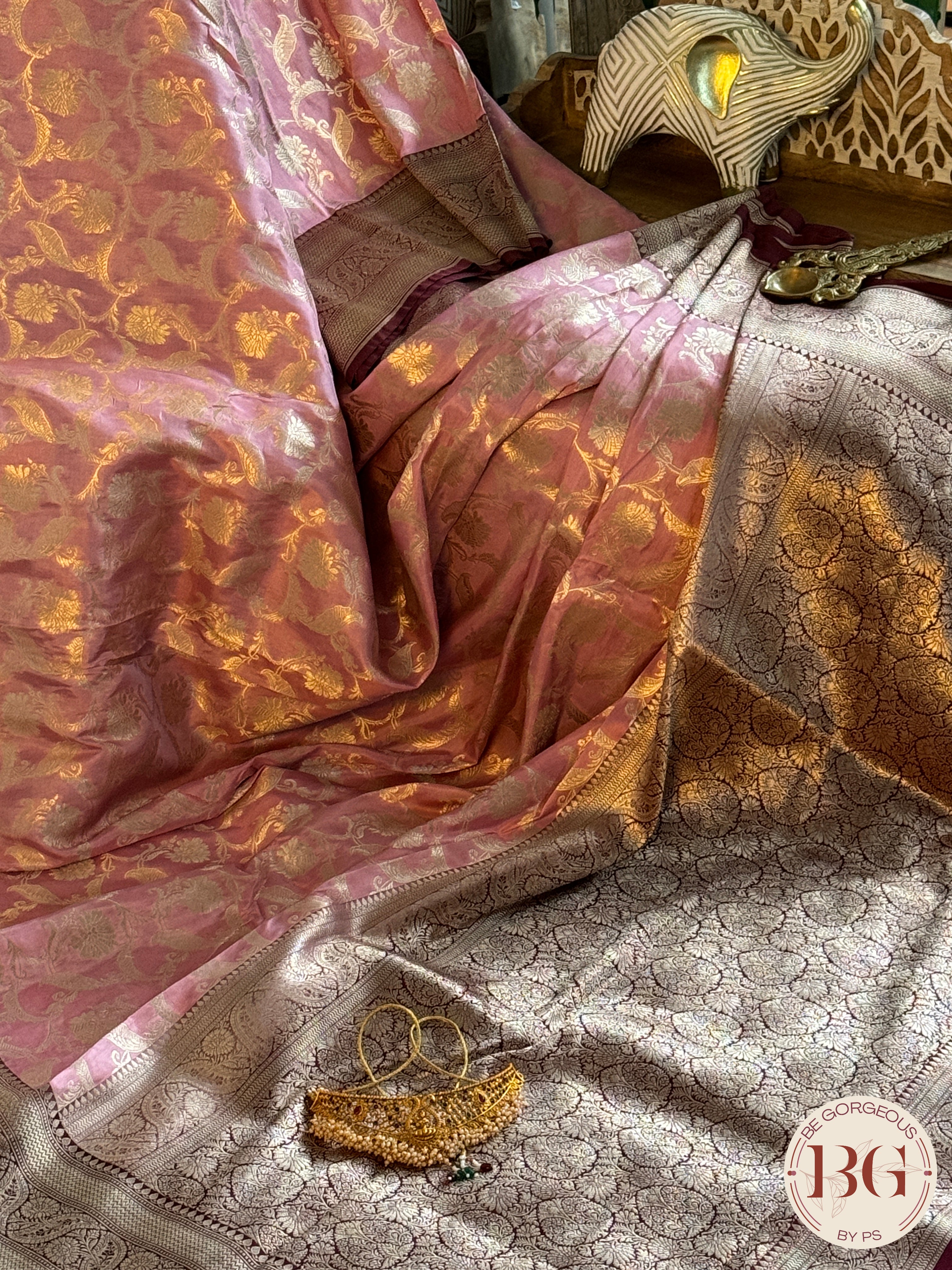 Pure Banarasi Handloom Katan Silk Contrast Border Pallu Golden Zari Cutwork Weaving Saree - Baby Pink
Silkmark certfiied