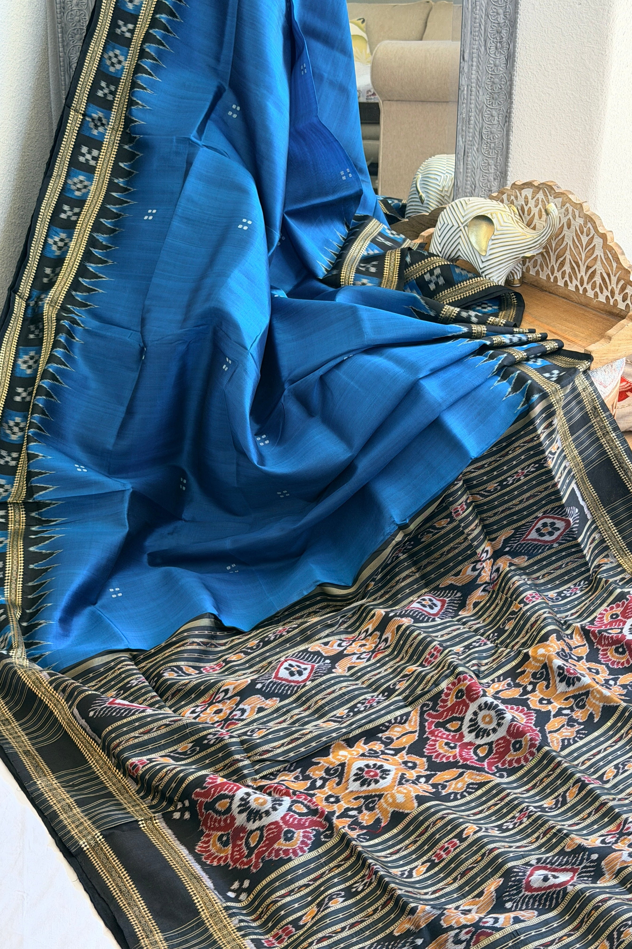 Khandua single border box pasapali odisha handloom saree