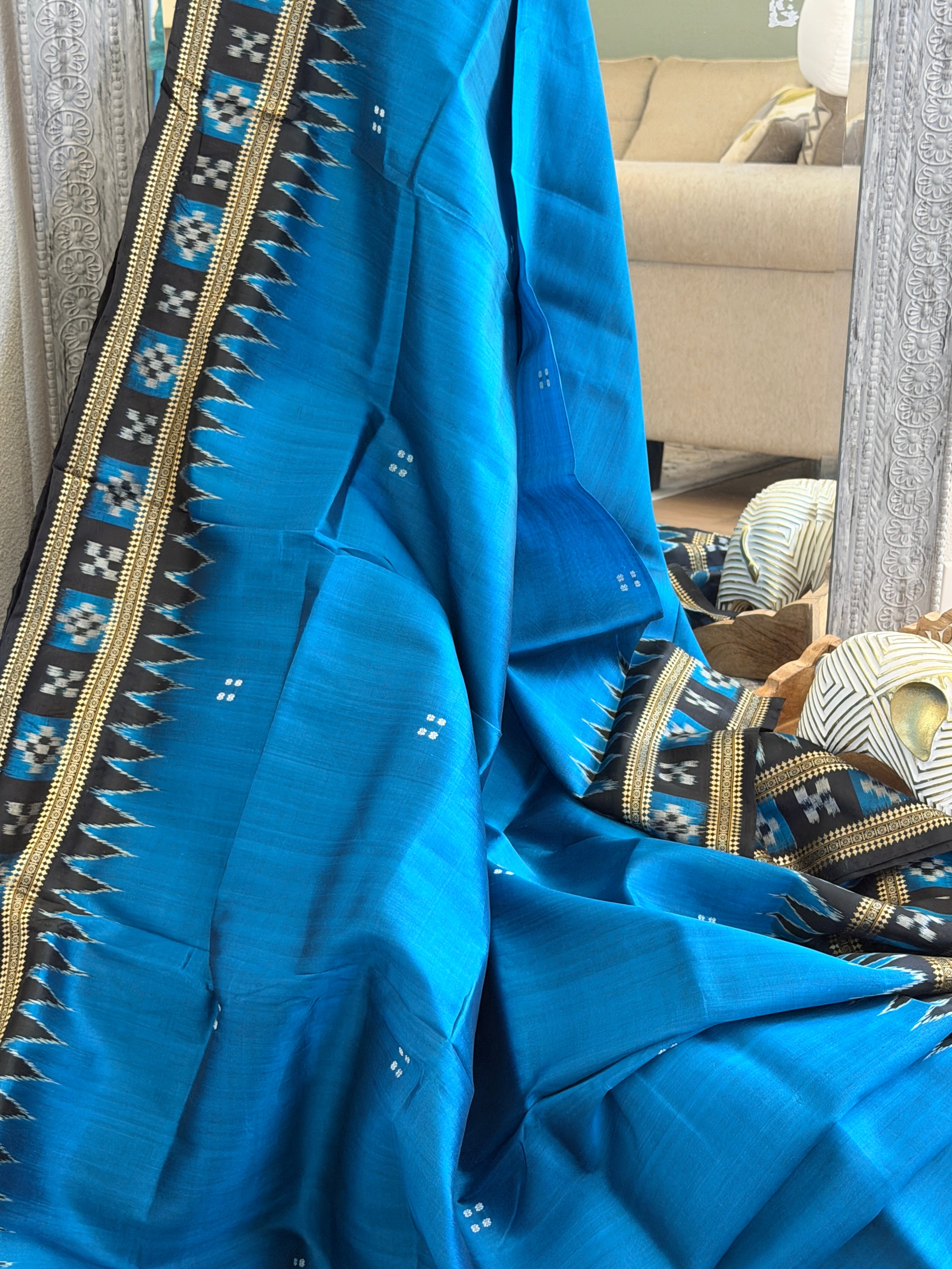 Khandua single border box pasapali odisha handloom saree