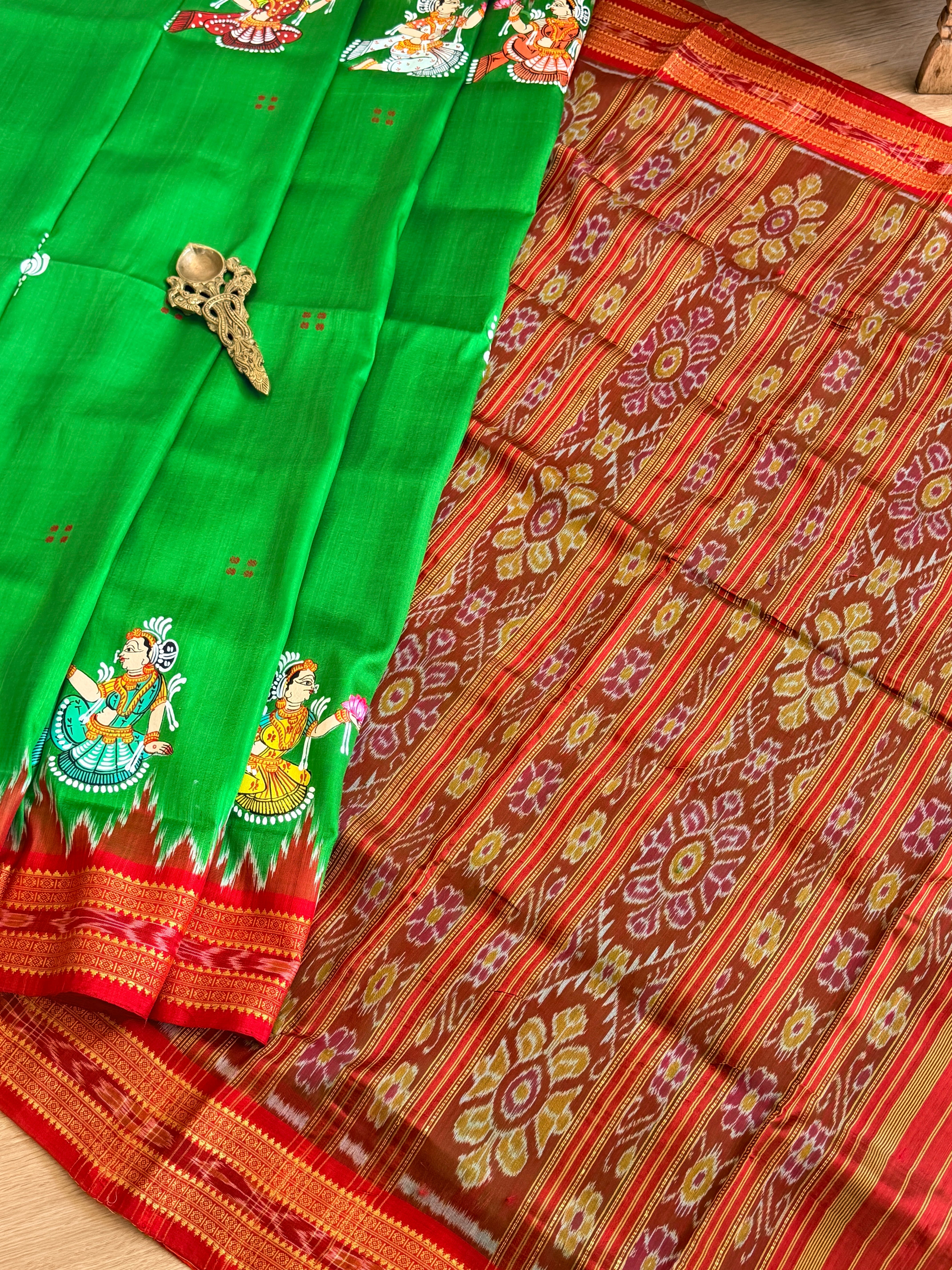 Khandua plain mini buti with pattachitra