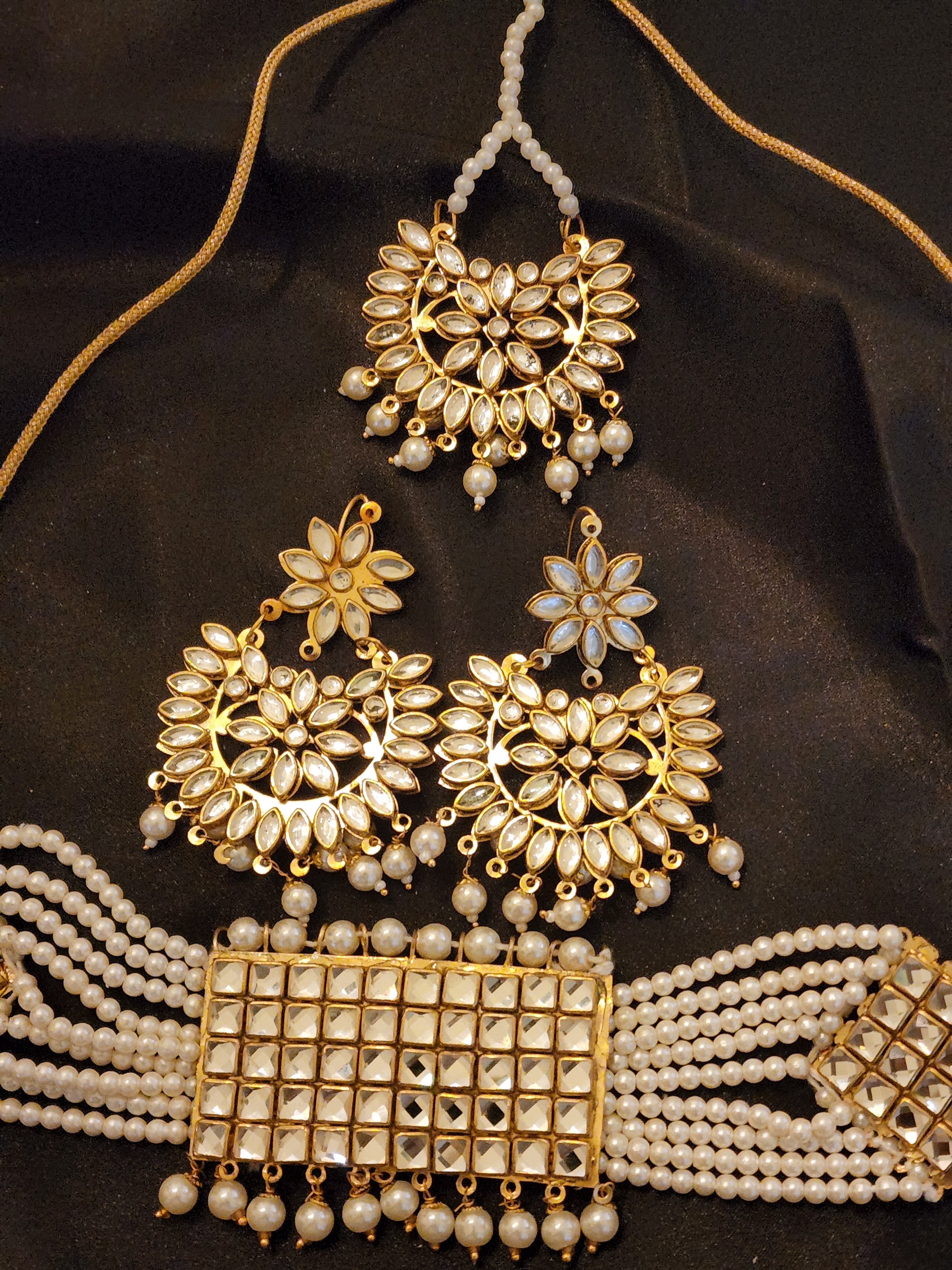 Gold Kundan Choker Necklace Set with maangtika - gold
